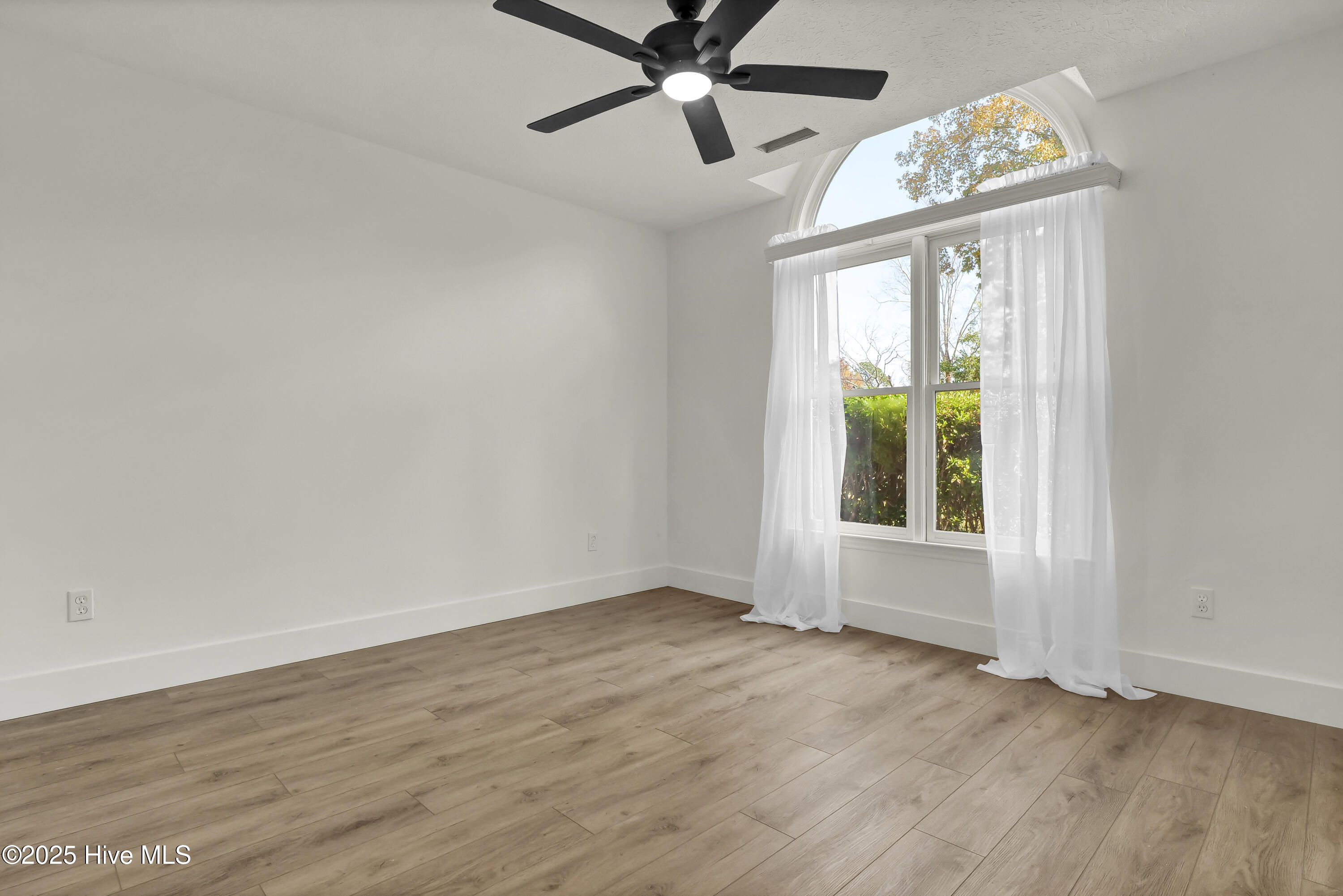 100541808 | Photo 23