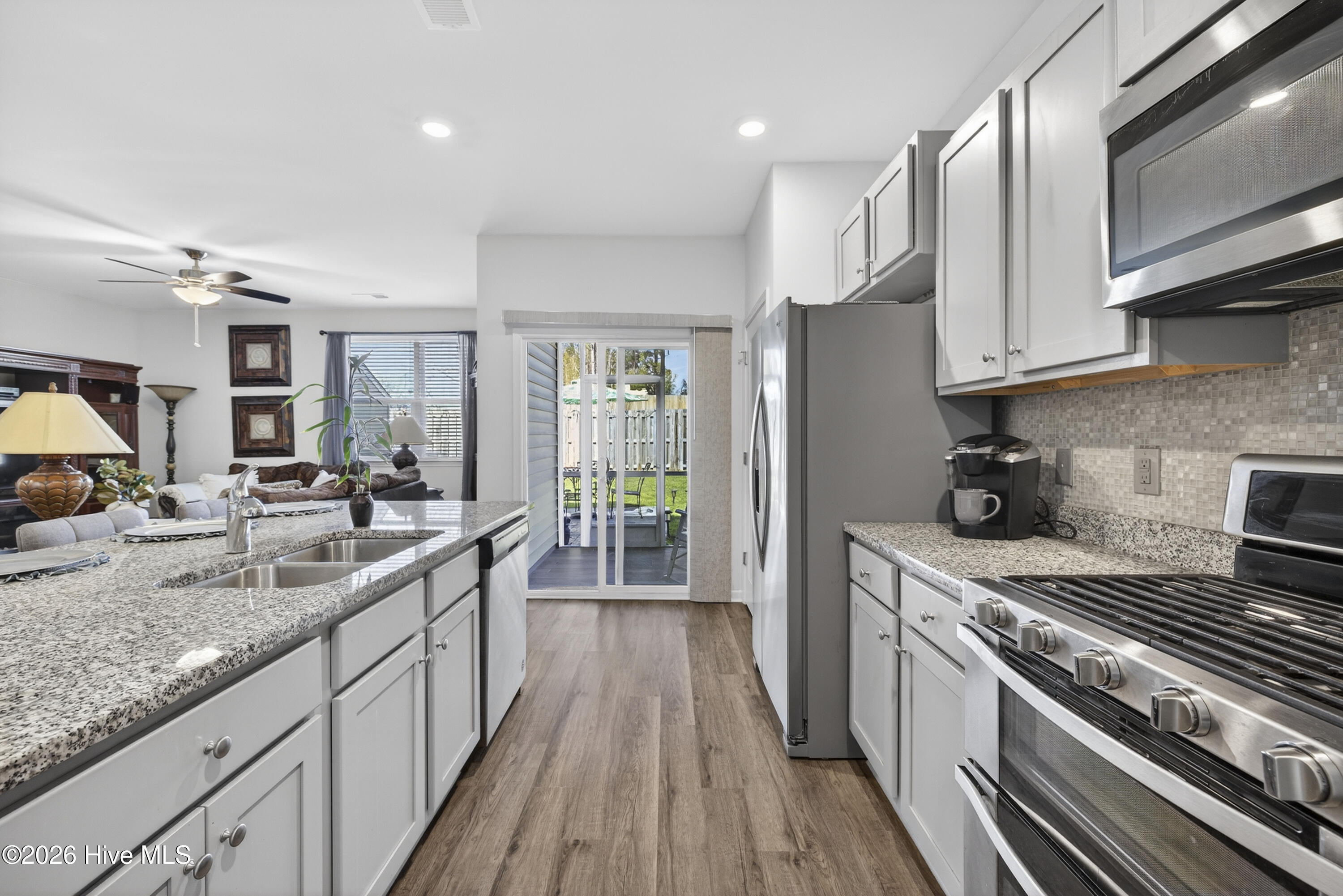 100560970 | Photo 38