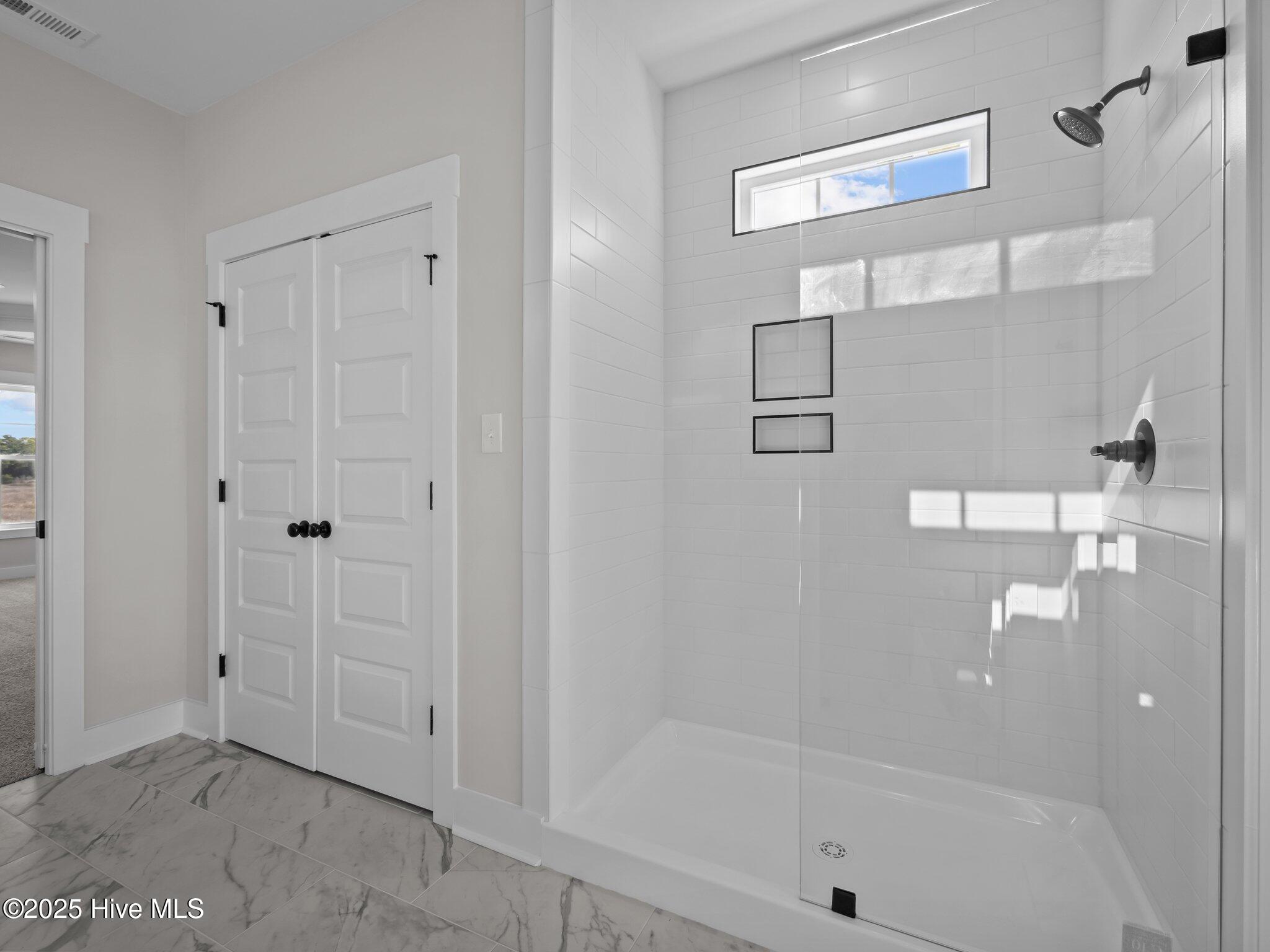 100487102 | Photo 25