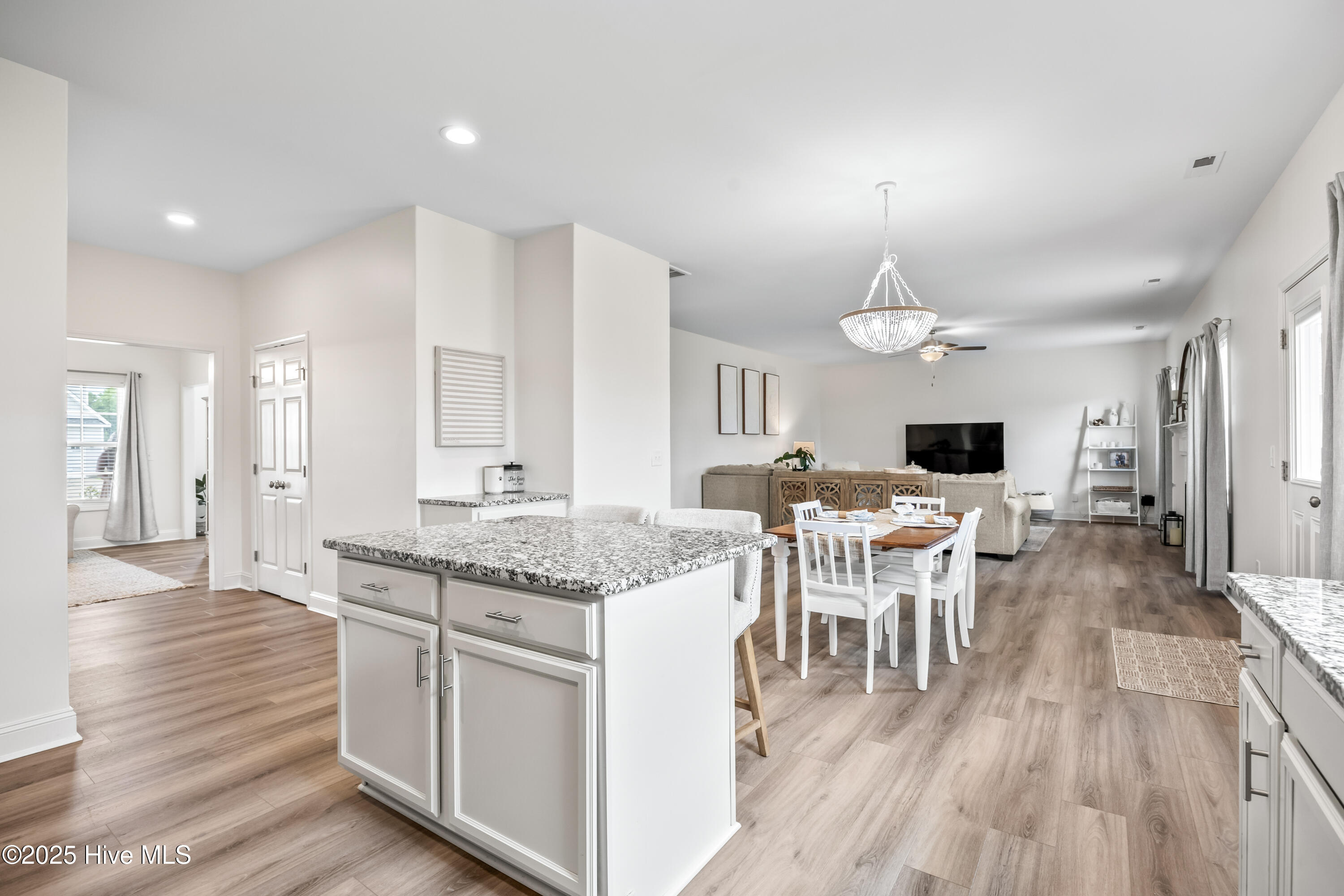 100559714 | Photo 15