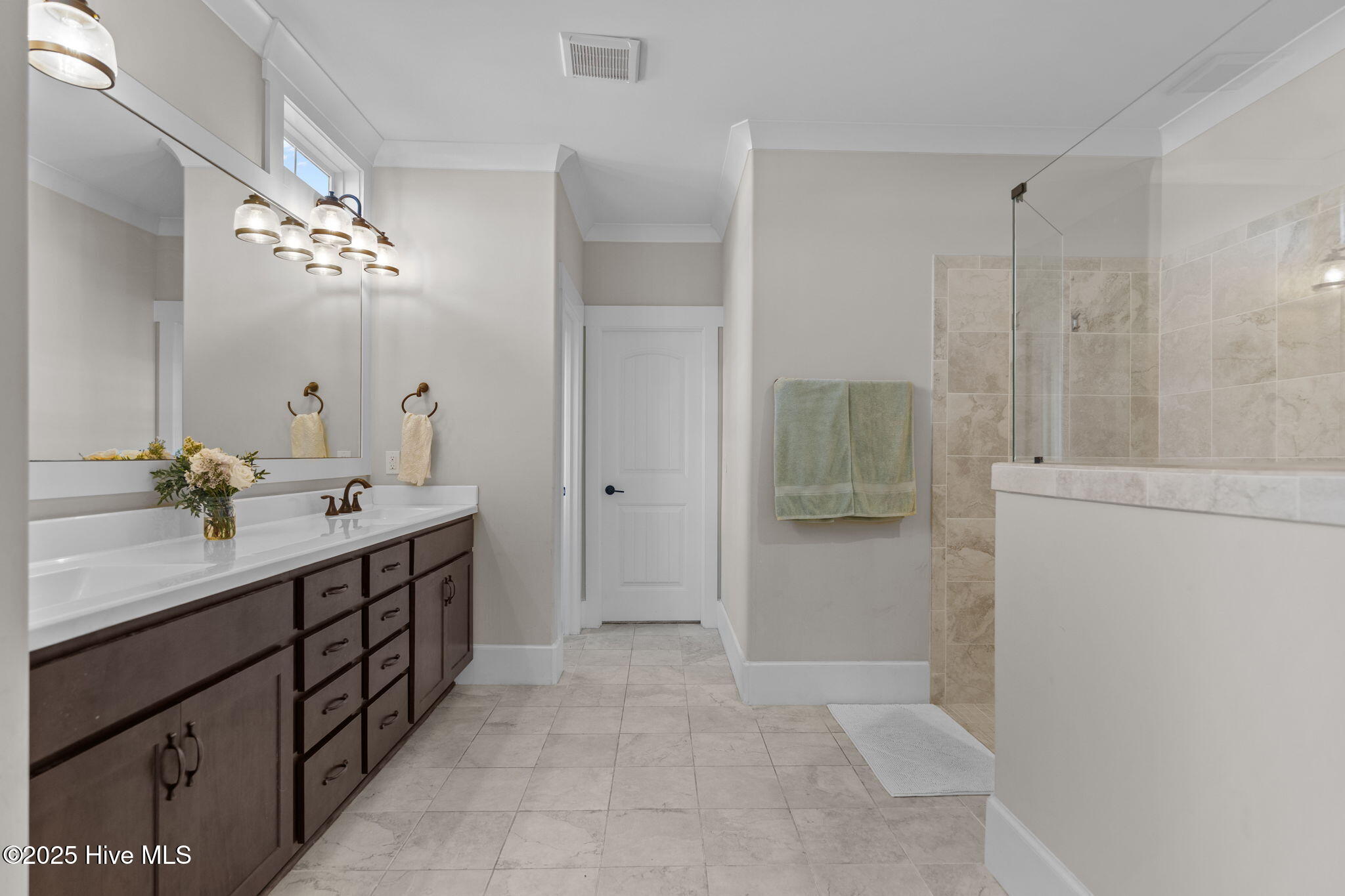 100536162 | Photo 32