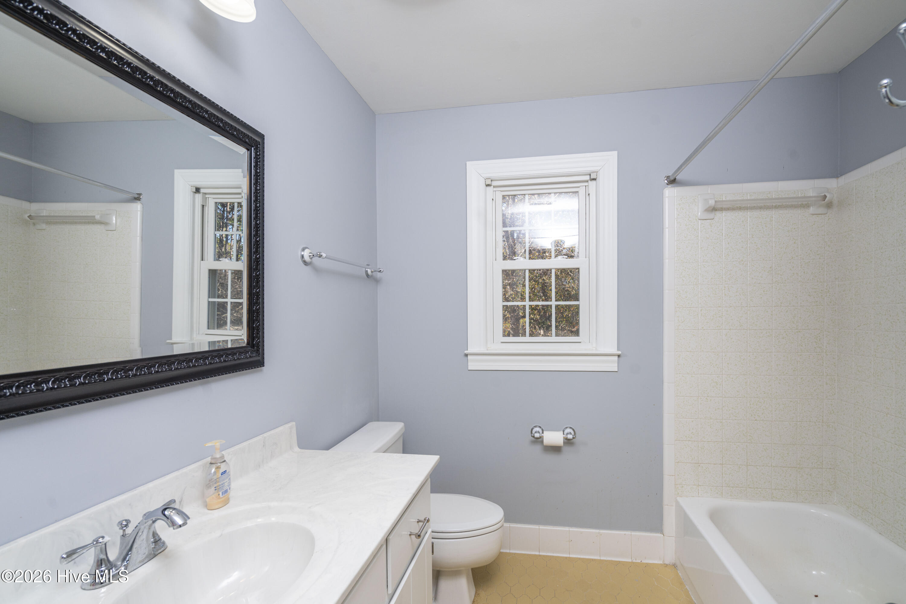 100548733 | Photo 24