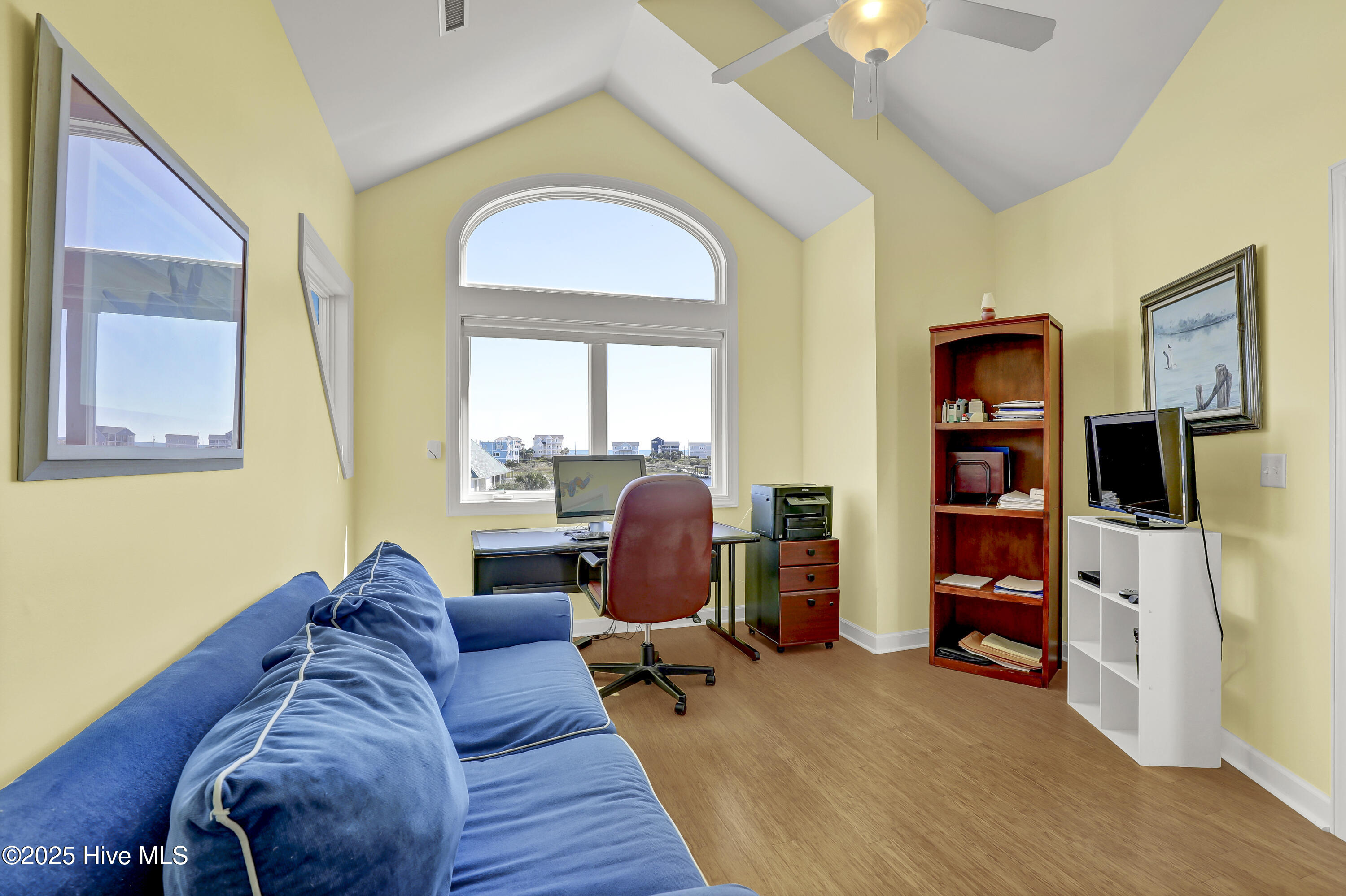 100537166 | Photo 40