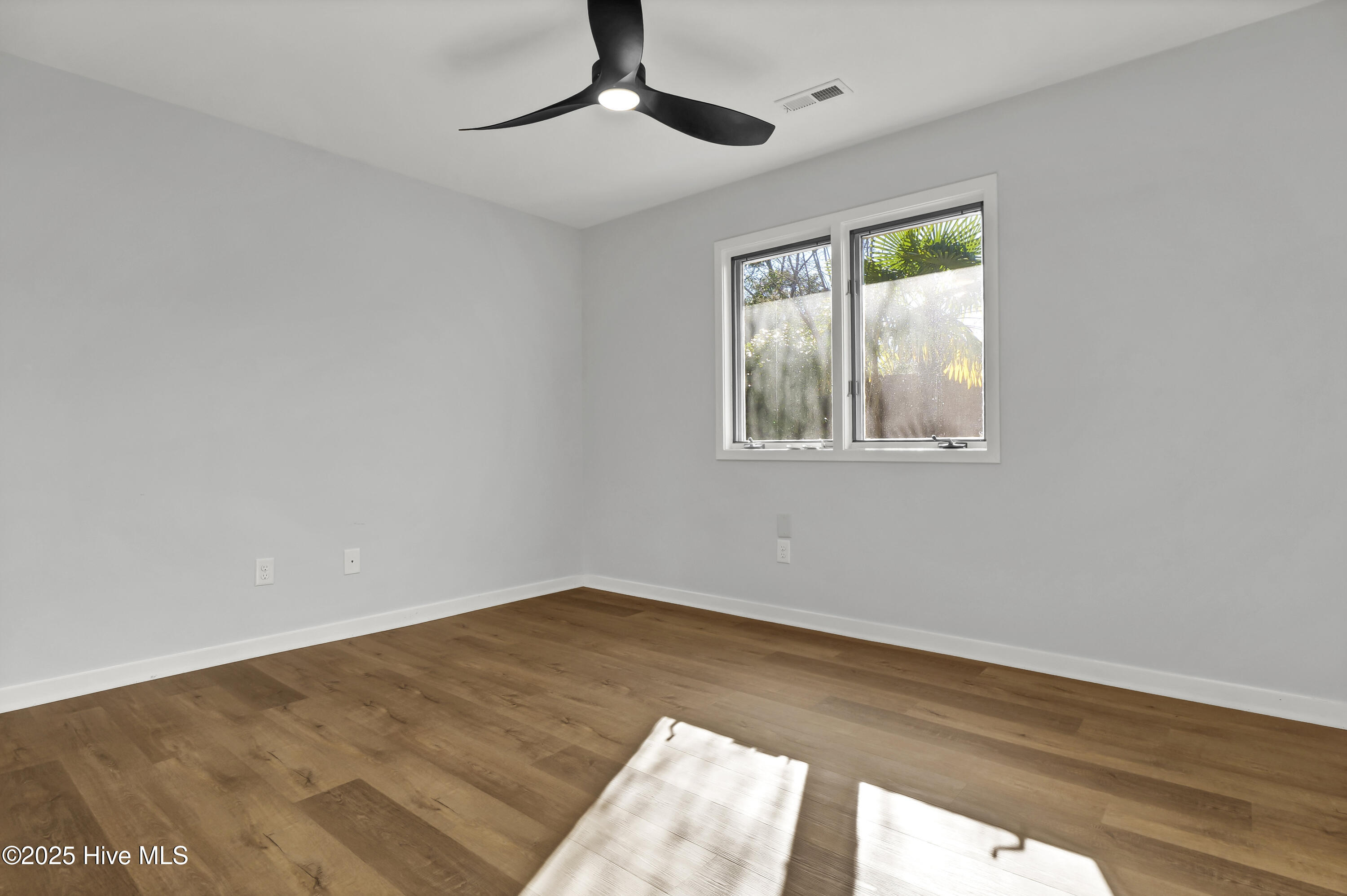 100545648 | Photo 18