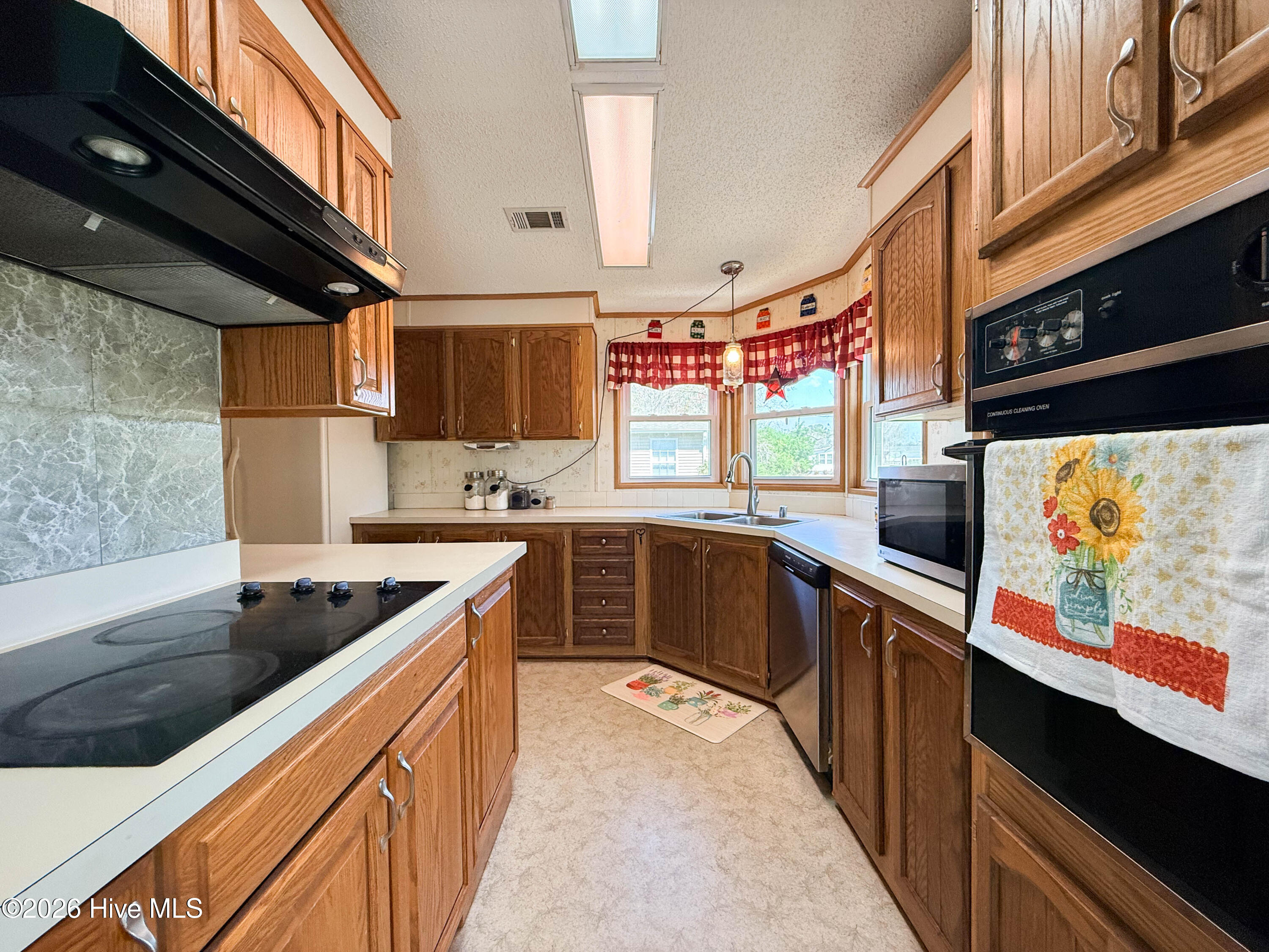 100563984 | Photo 19