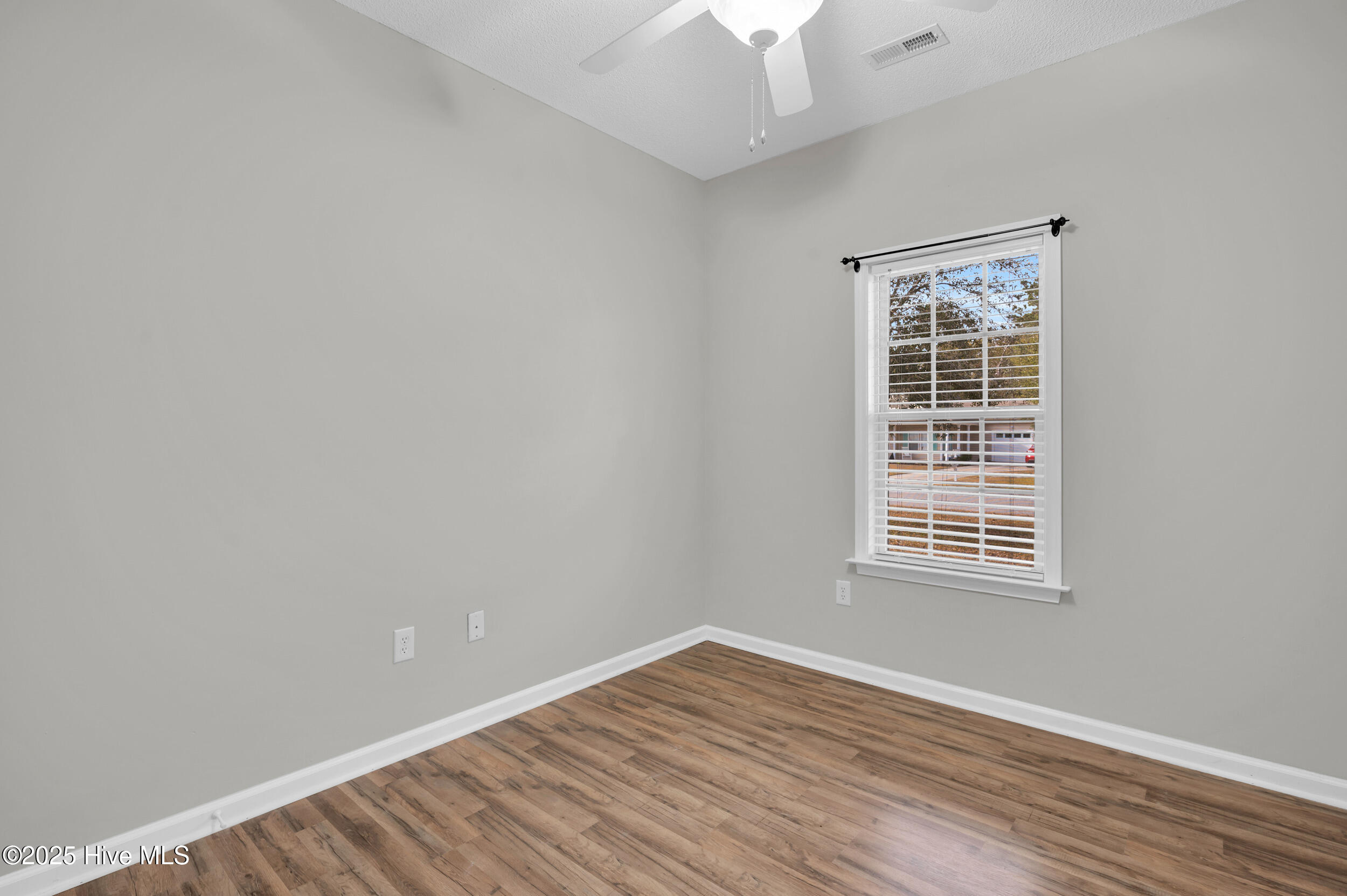 100545290 | Photo 12