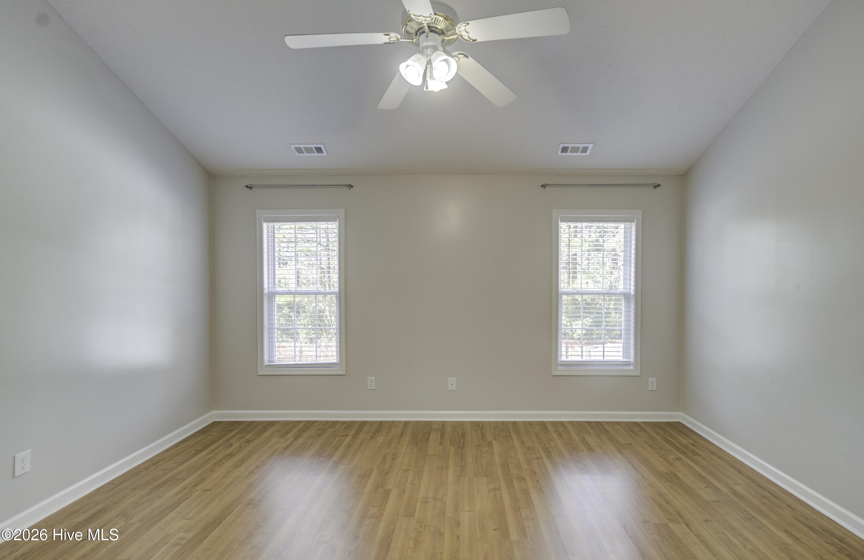 100549263 | Photo 40