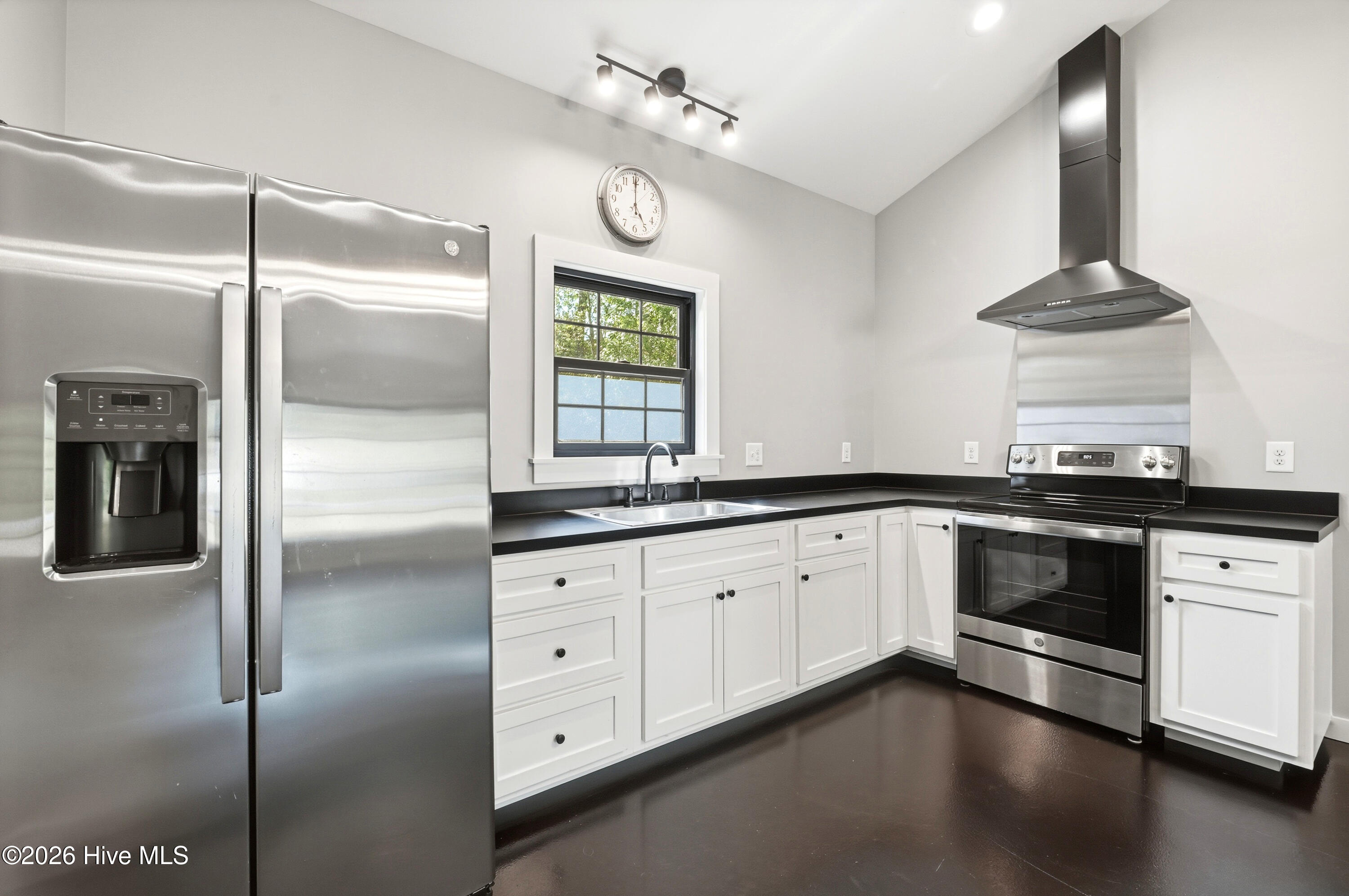 100570518 | Photo 12