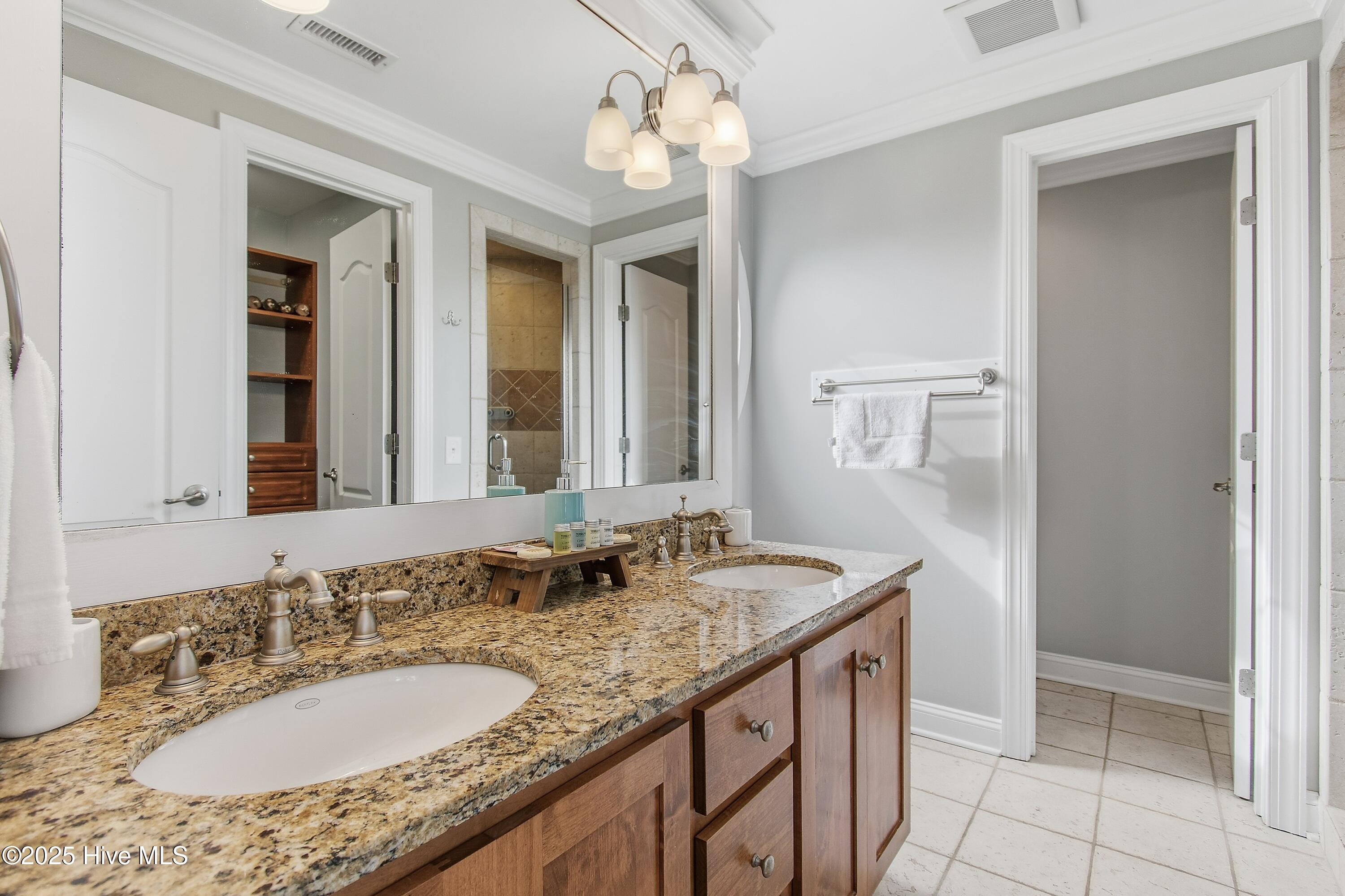 100541969 | Photo 56