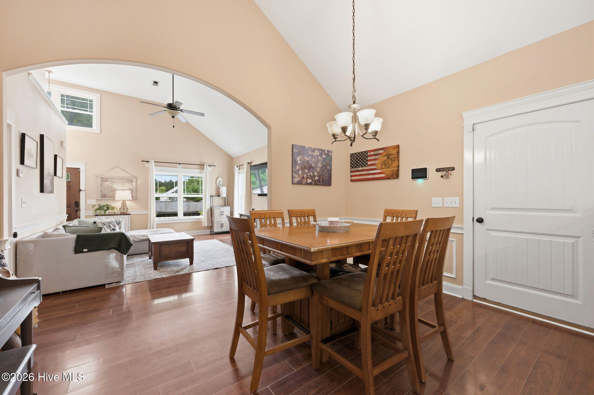 Dining Area & Kitchen