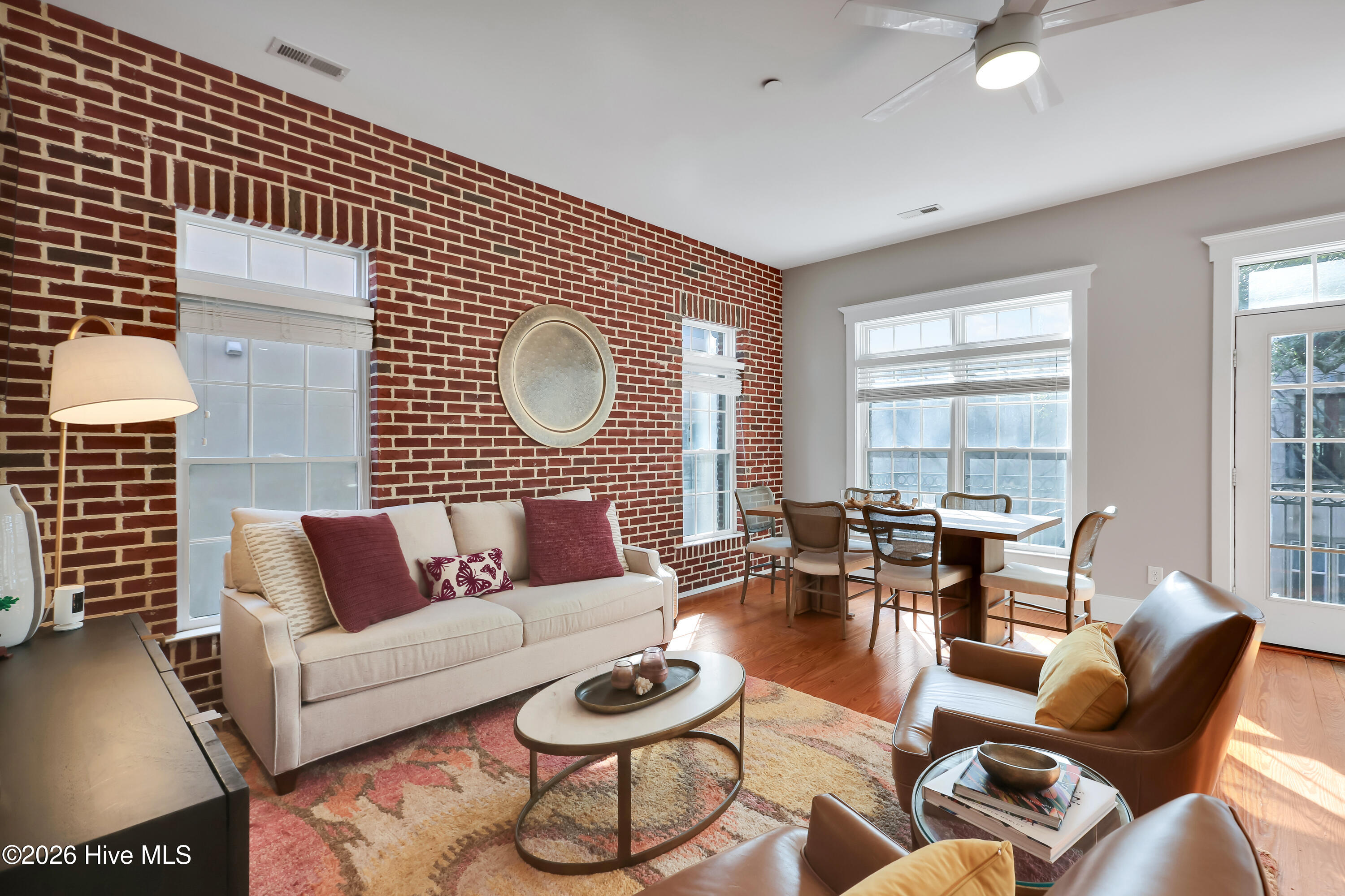 100553344 | Photo 19