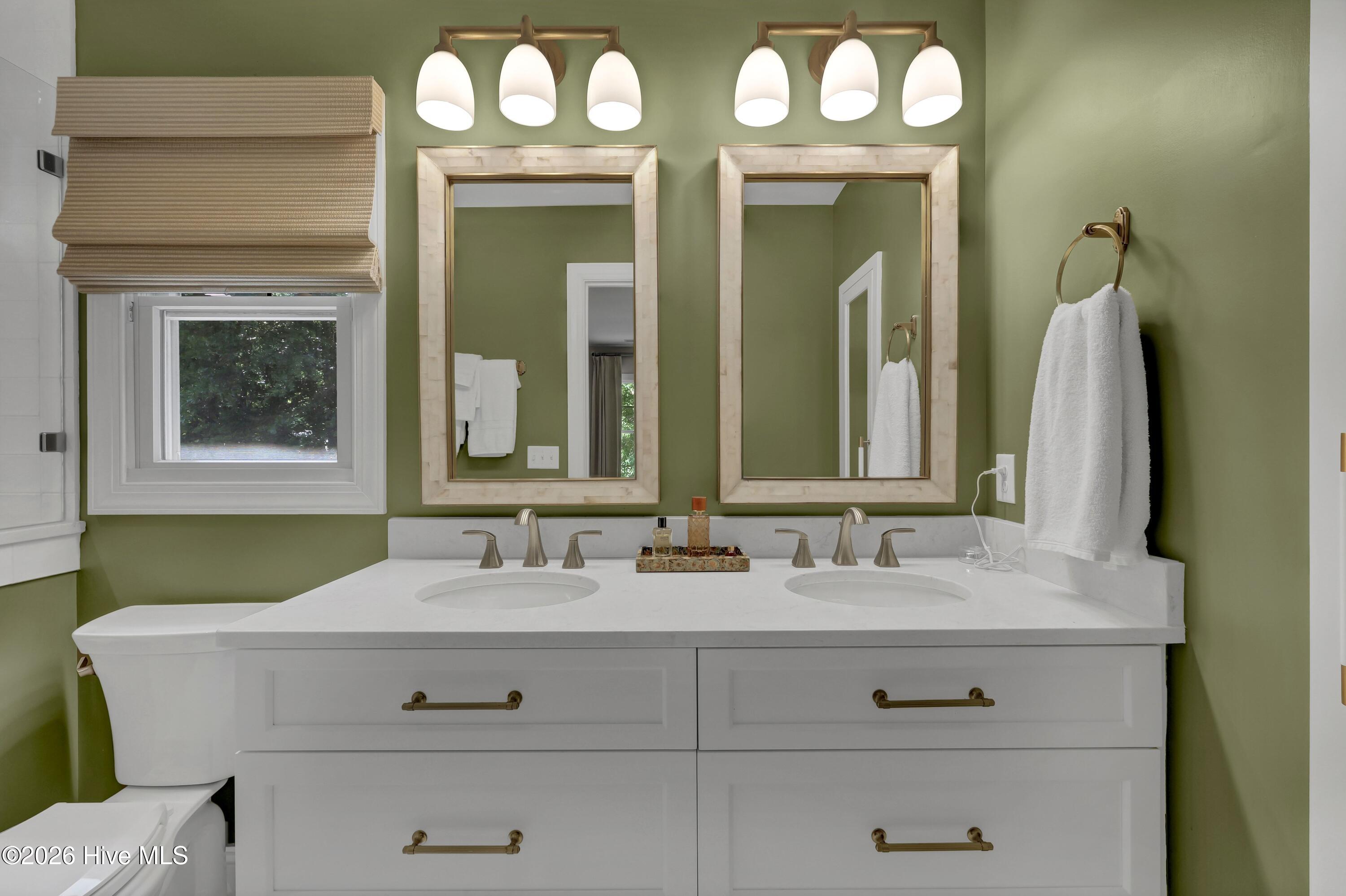 100569392 | Photo 24