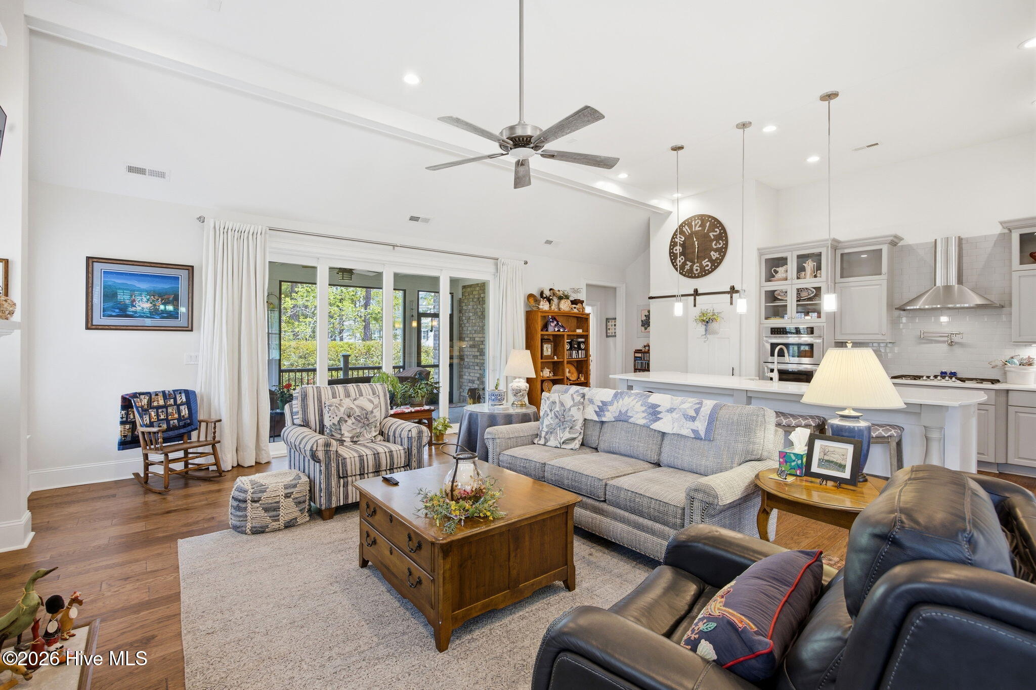 100569856 | Photo 14