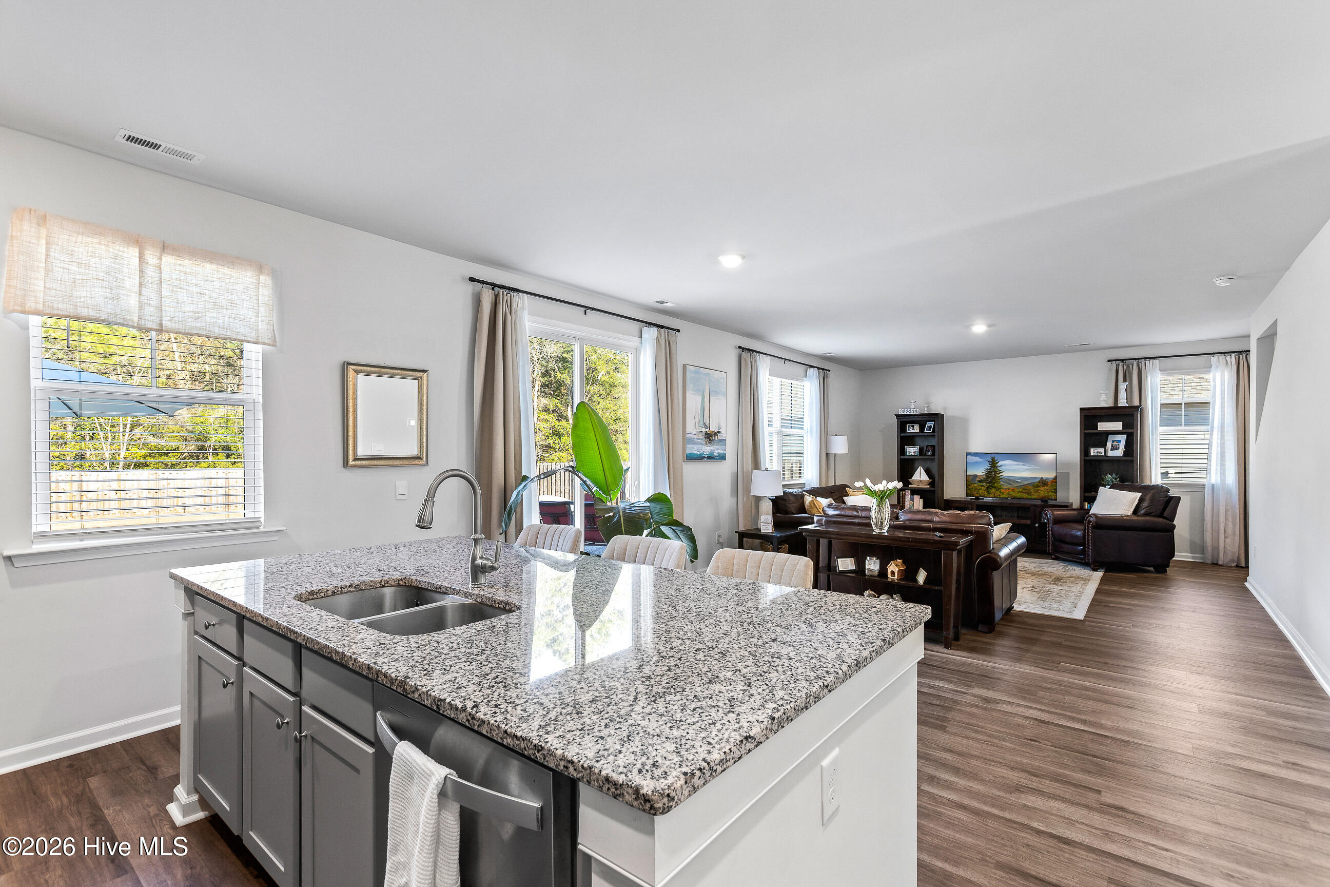 100558973 | Photo 10