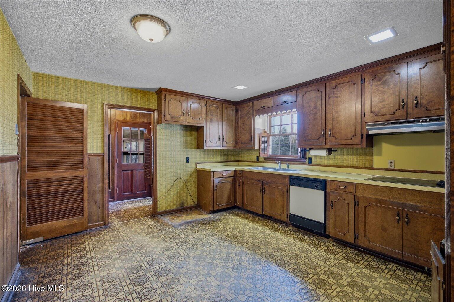 100557418 | Photo 14