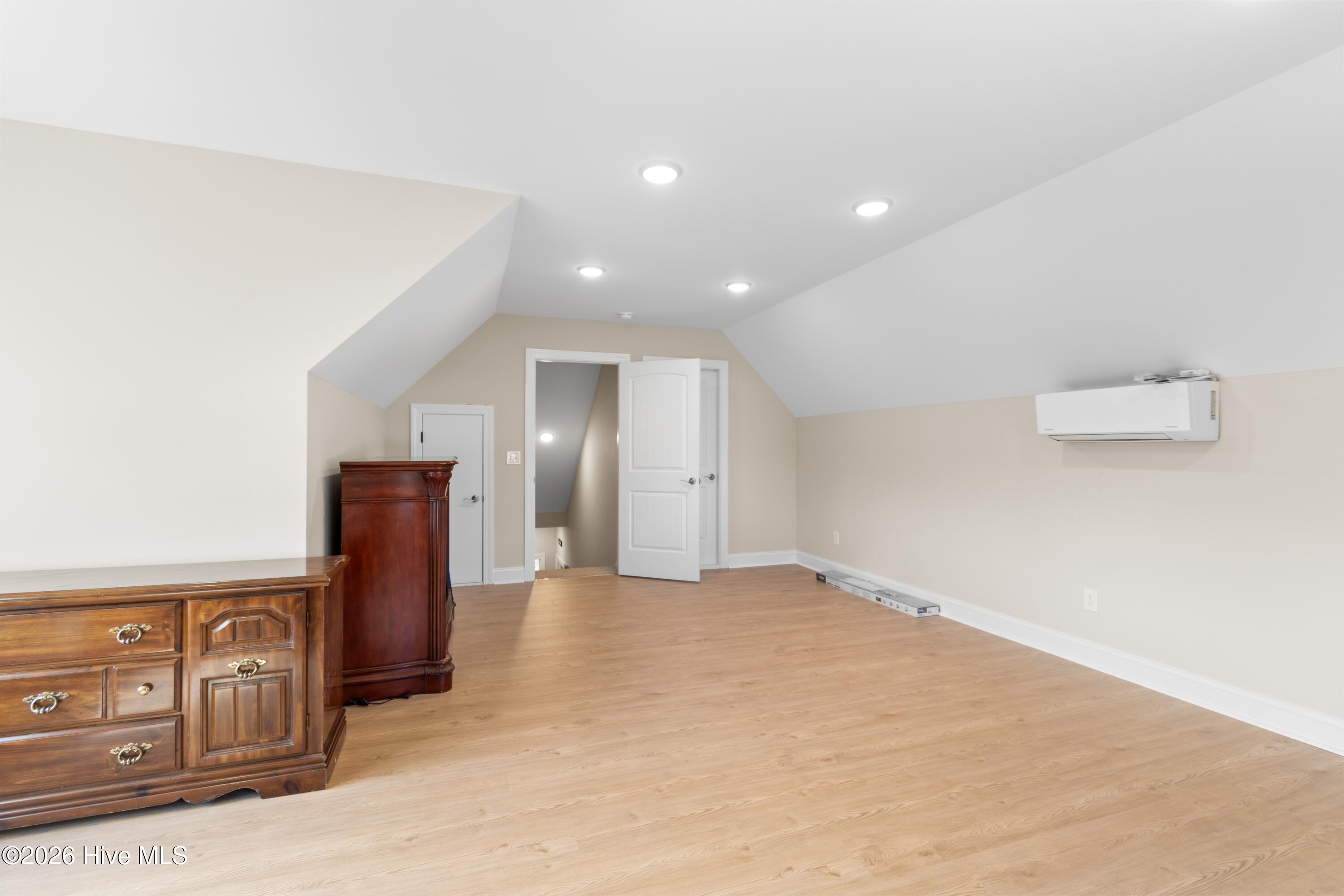 100548806 | Photo 38