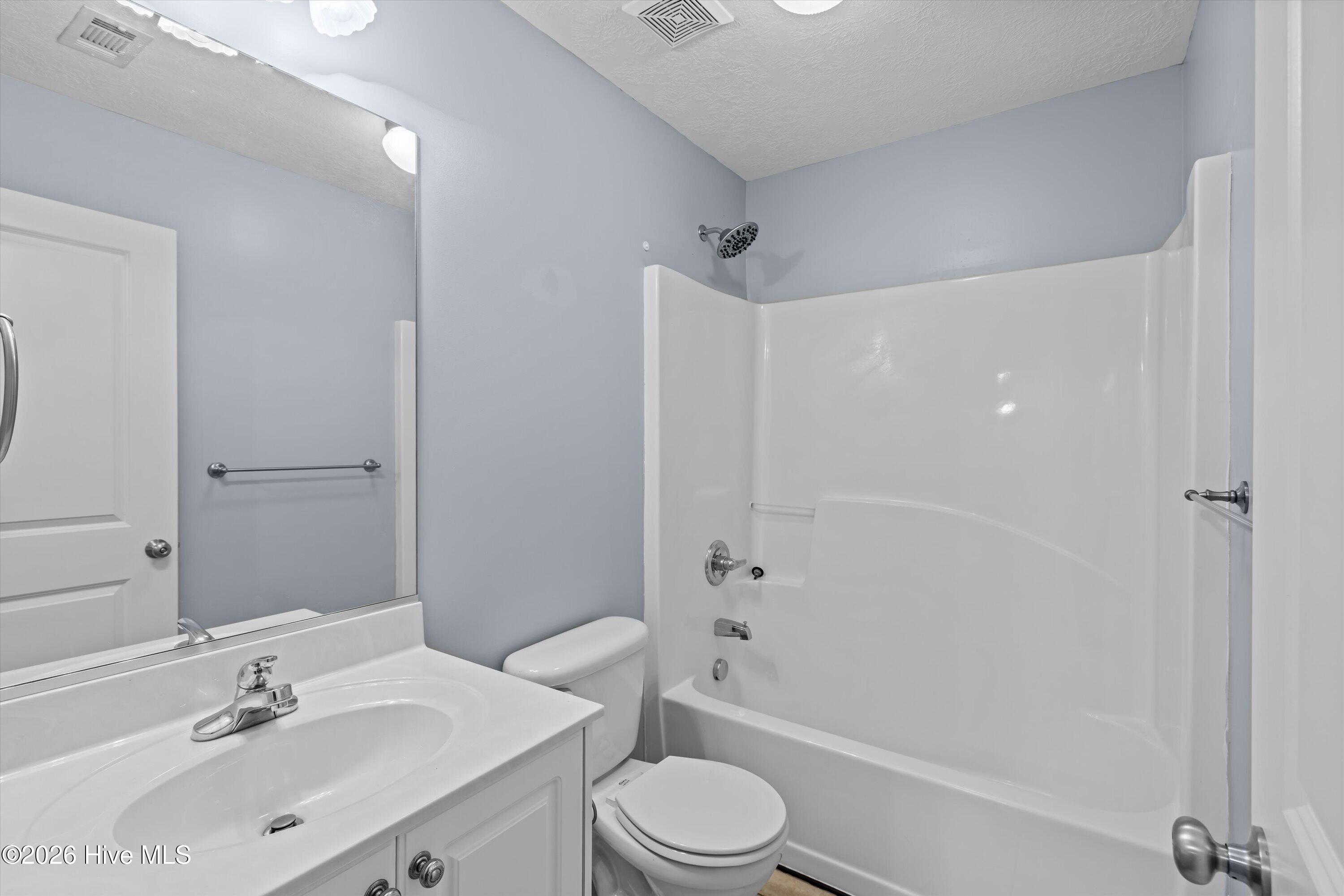 Full hall bath upstairs for guest bedroom 4