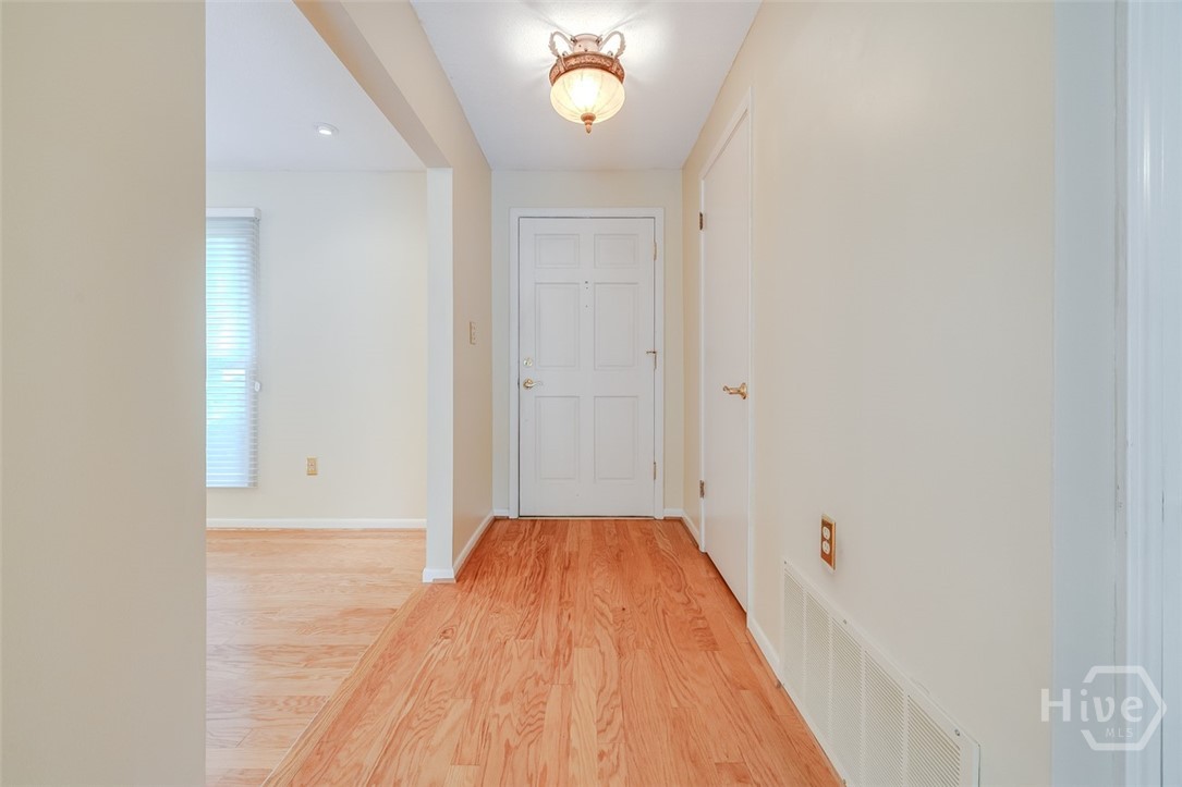 Photo 4 of Single family home for sale at 22 River Oaks Rd, Savannah, GA 31410 | MLS# SA358373 | Listing updated on 2026-09-16