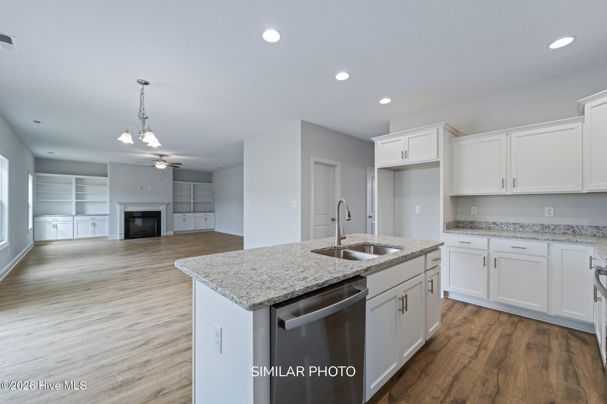 100563088 | Photo 15