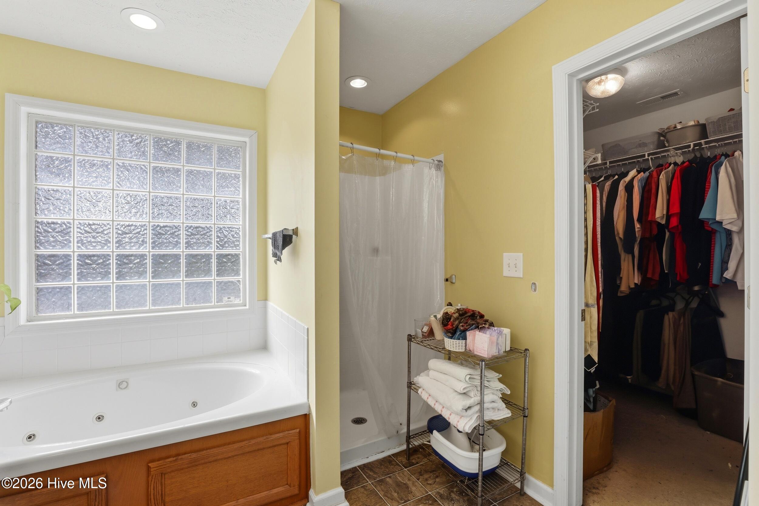 100561590 | Photo 15