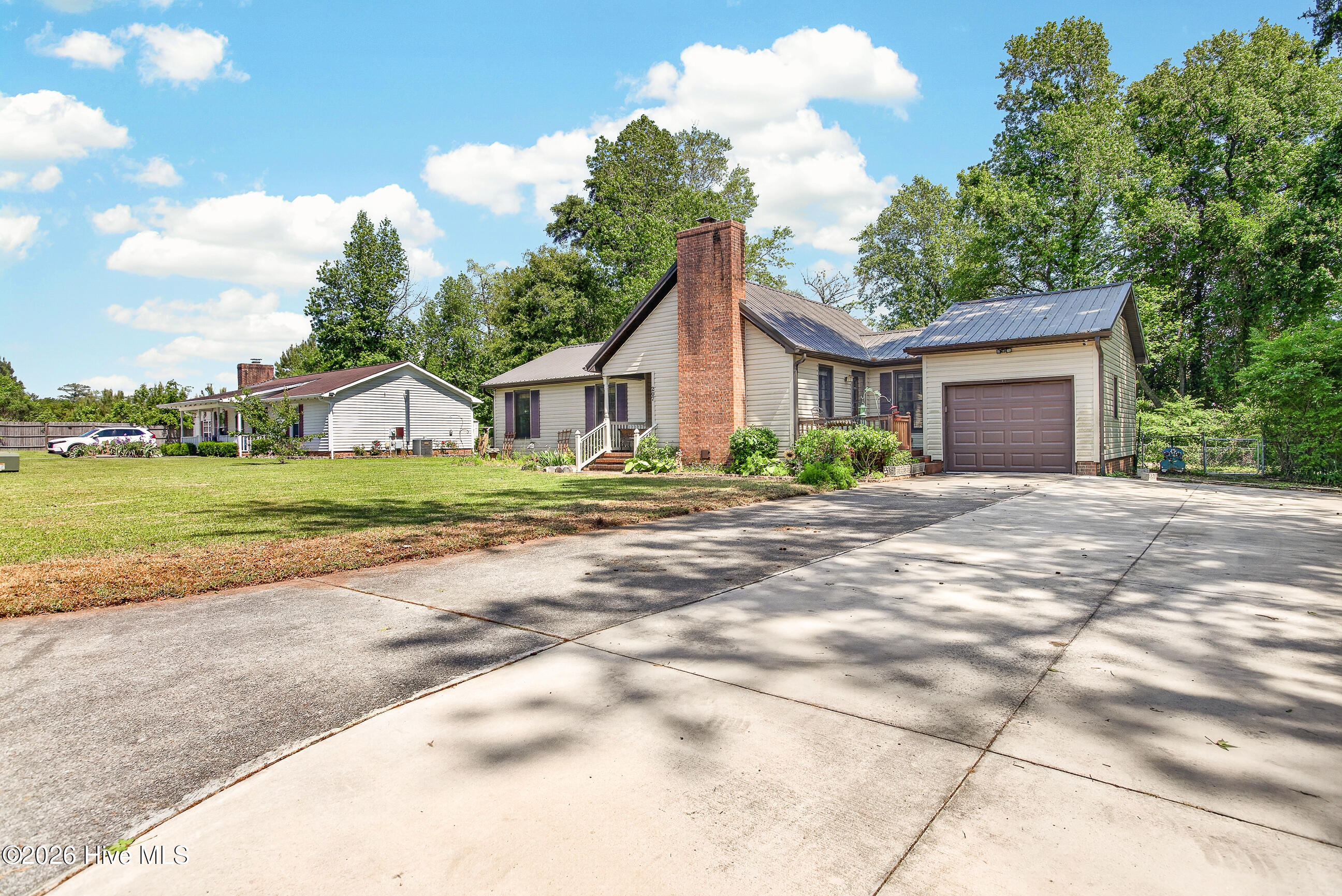 100570102 | Photo 34