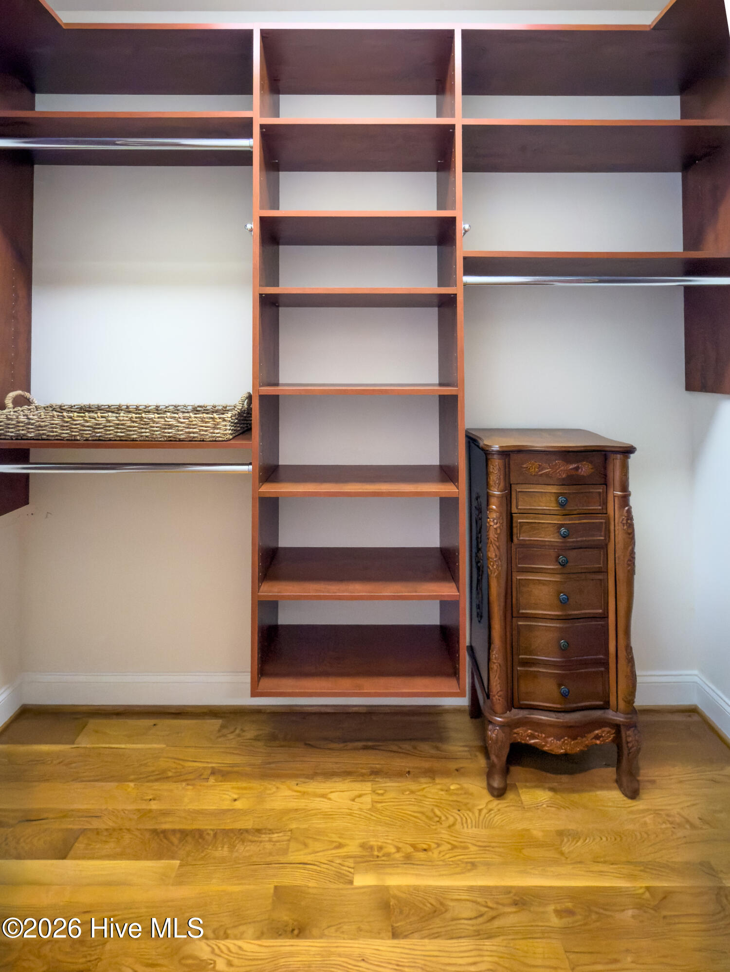 100563976 | Photo 26