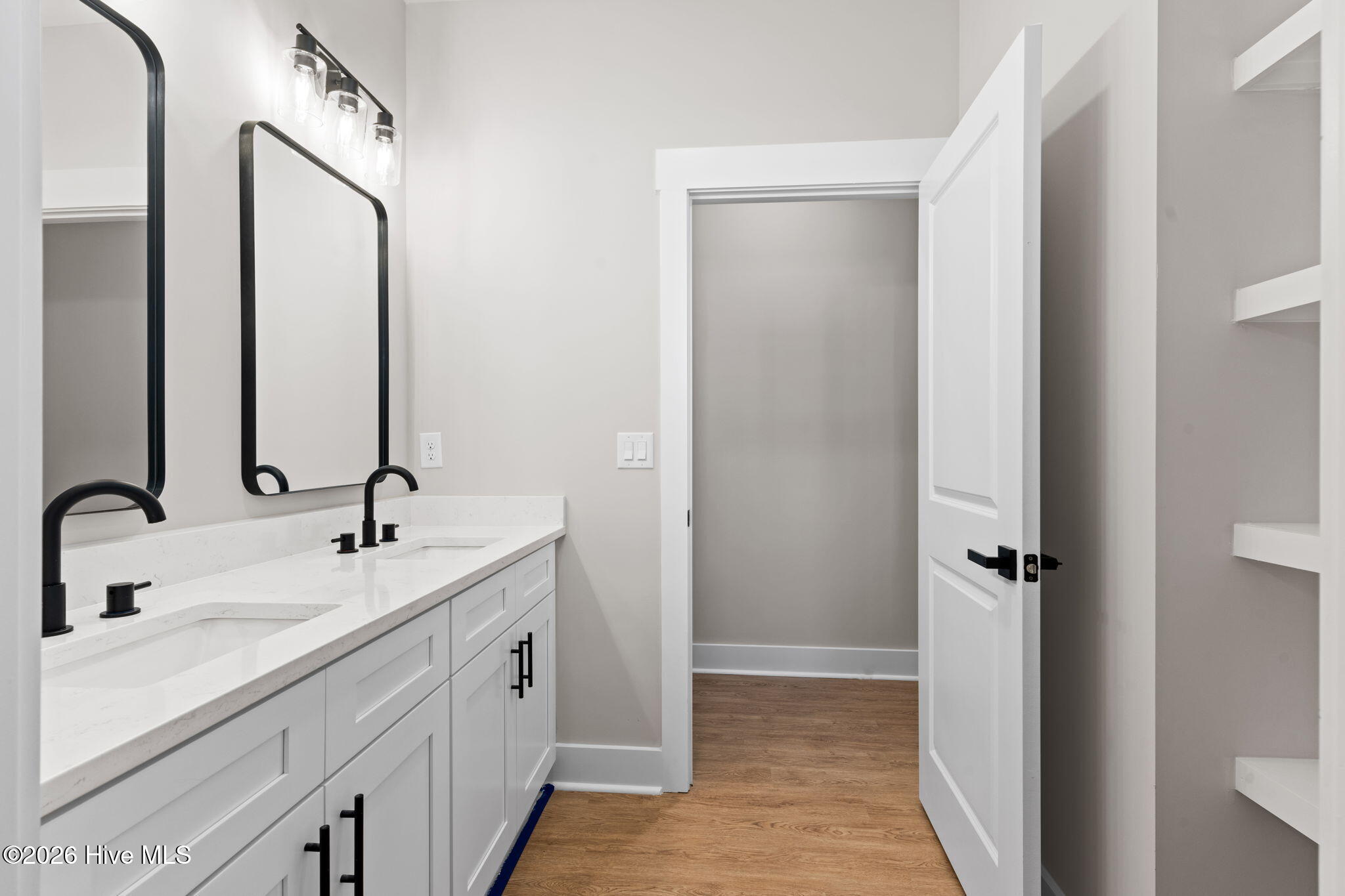 100558112 | Photo 35