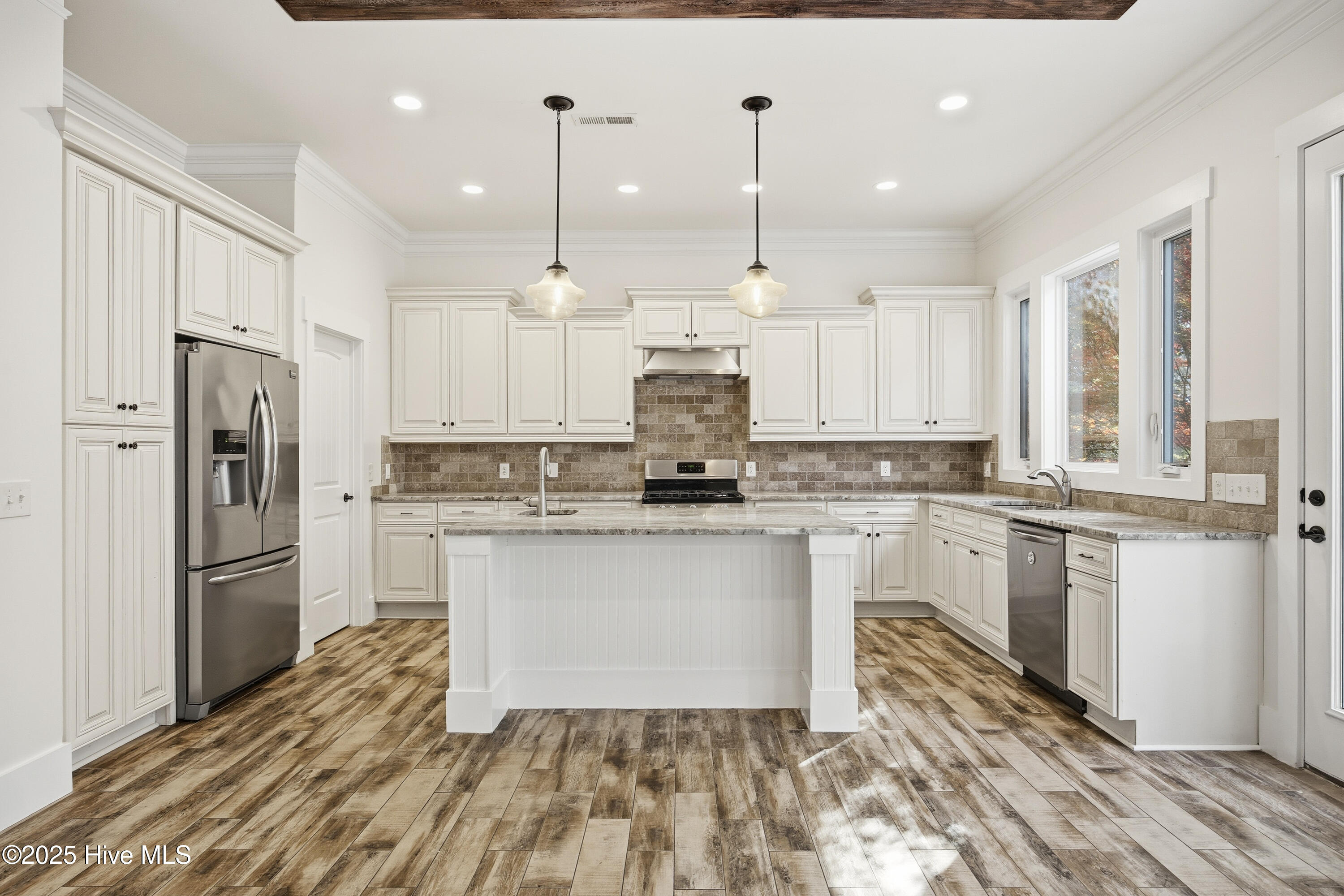 100541588 | Photo 21