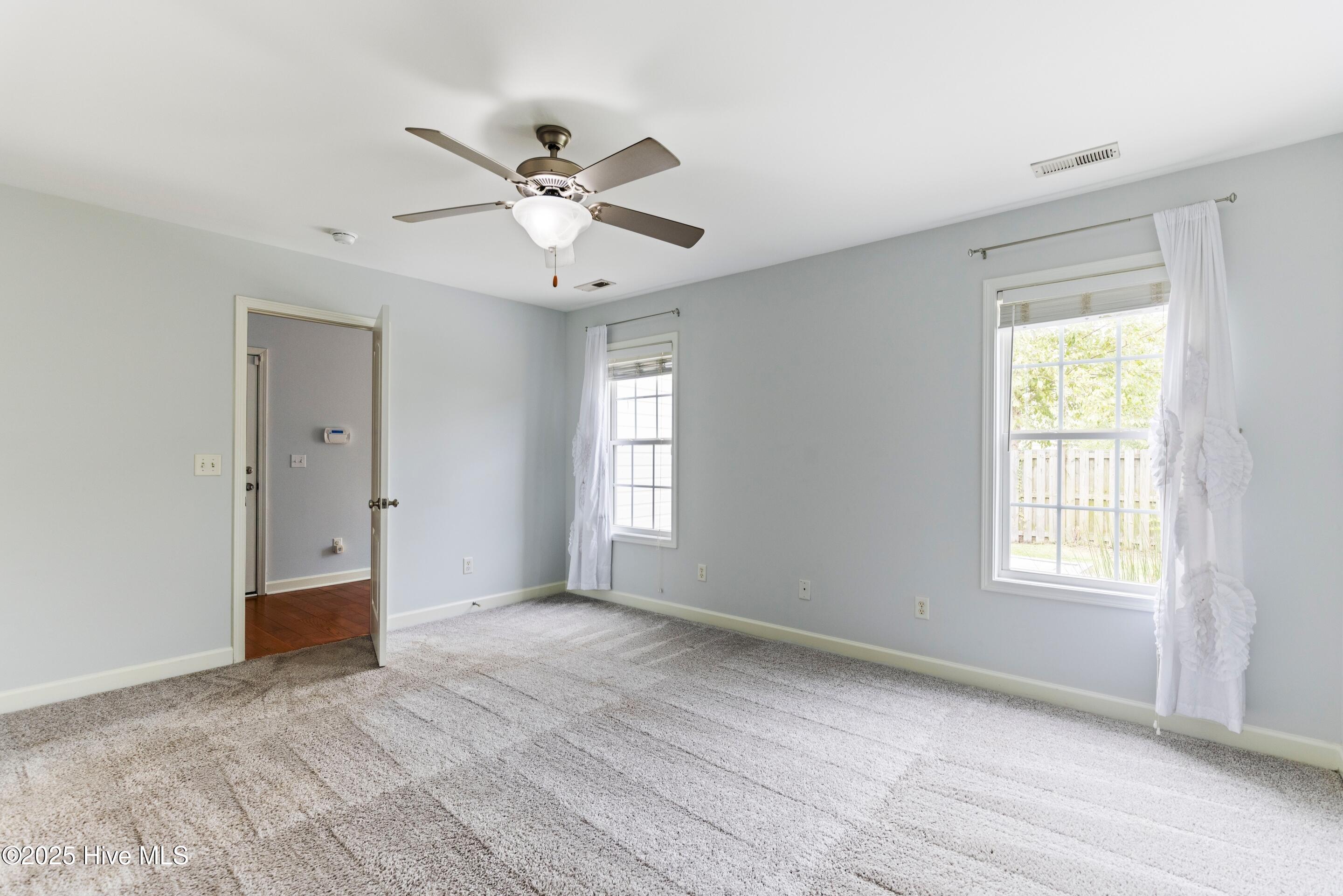 100527201 | Photo 25