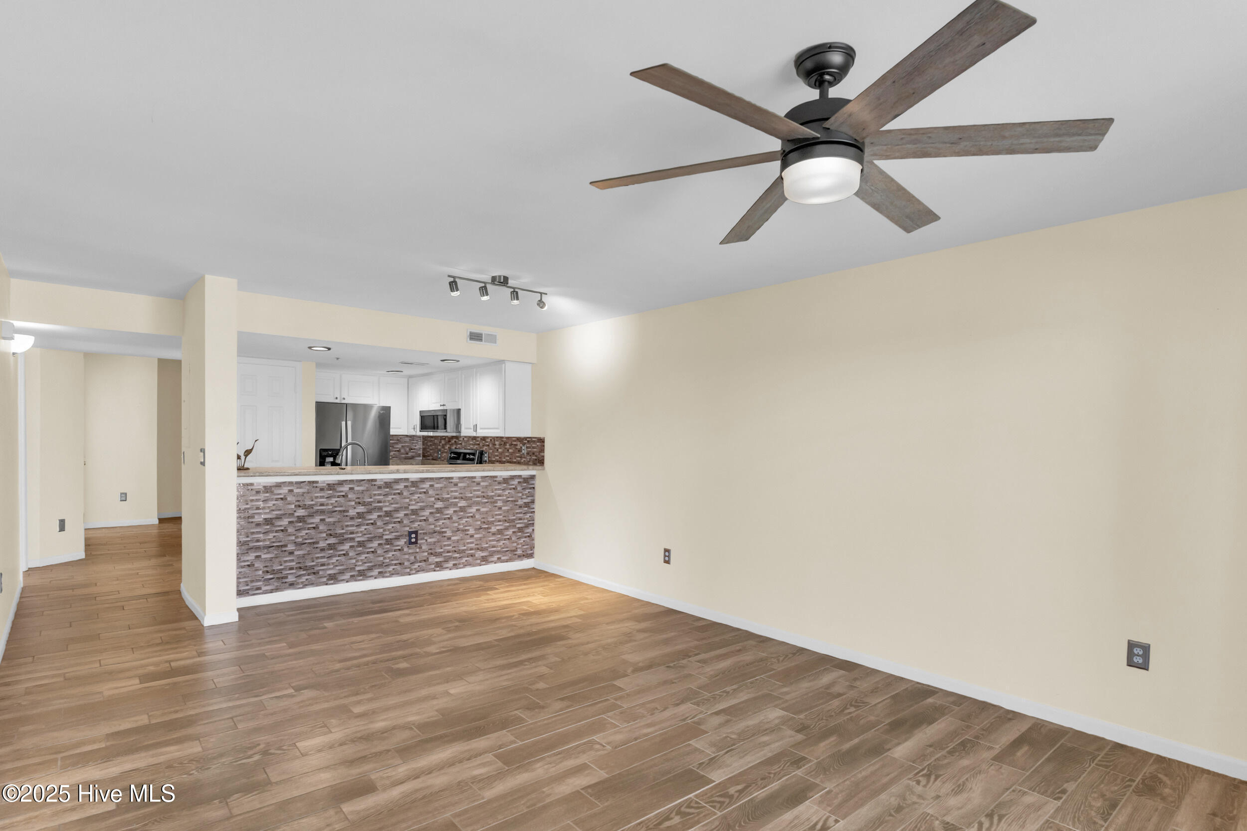 100541265 | Photo 13