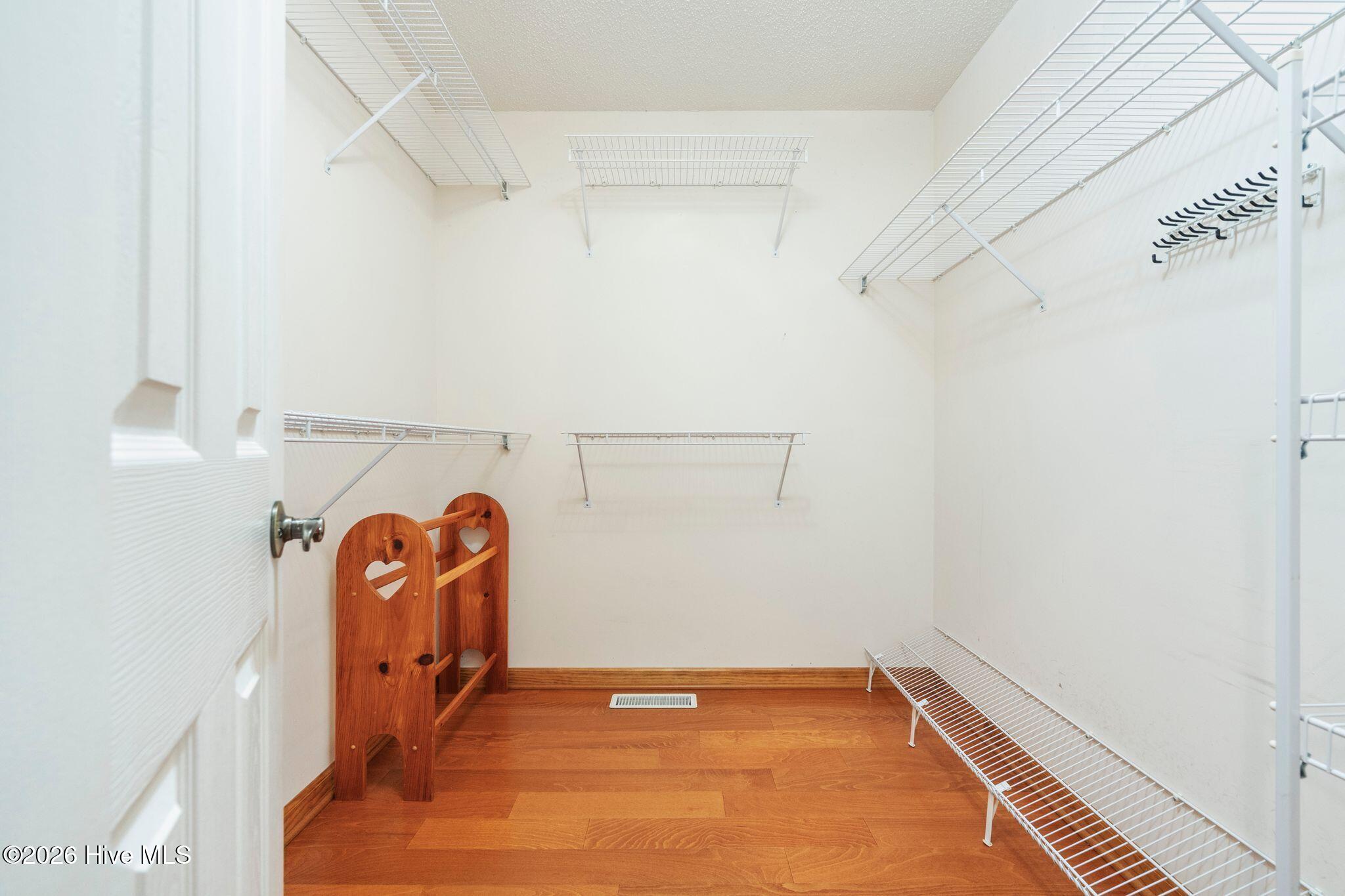 100552539 | Photo 51