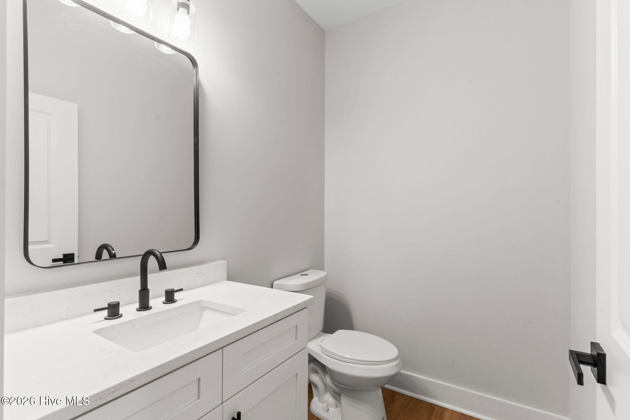 100558111 | Photo 26