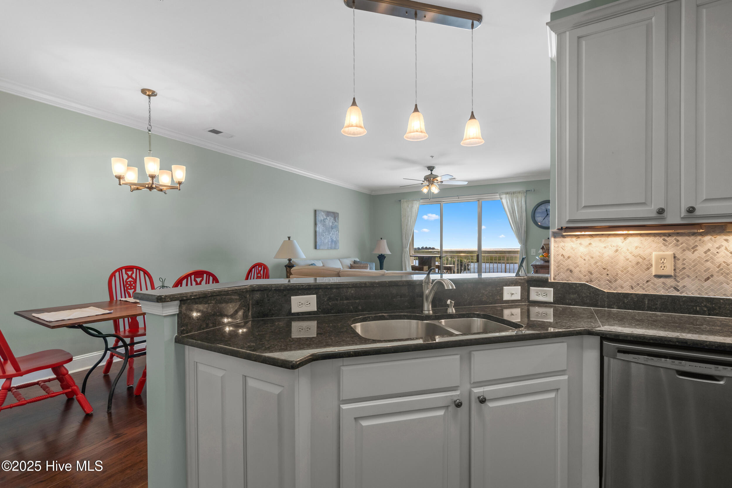 100537007 | Photo 17