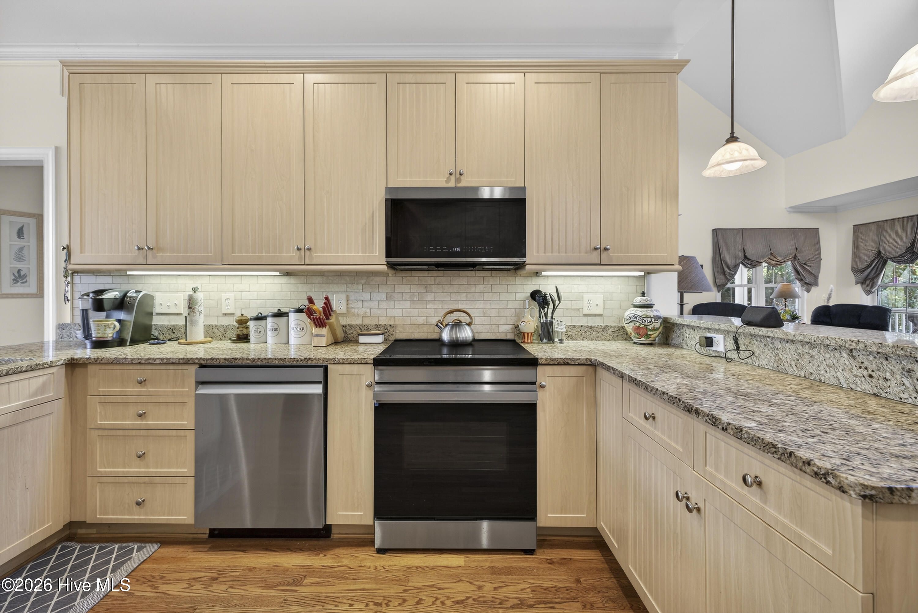 100561189 | Photo 26