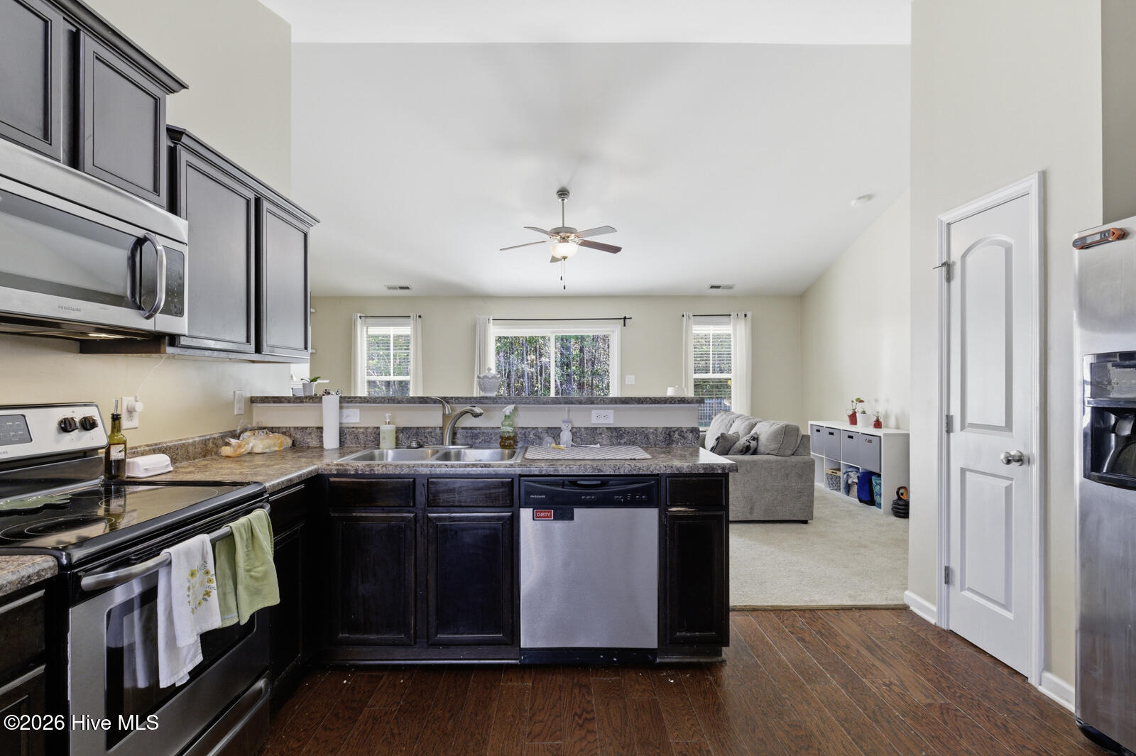 100561870 | Photo 11