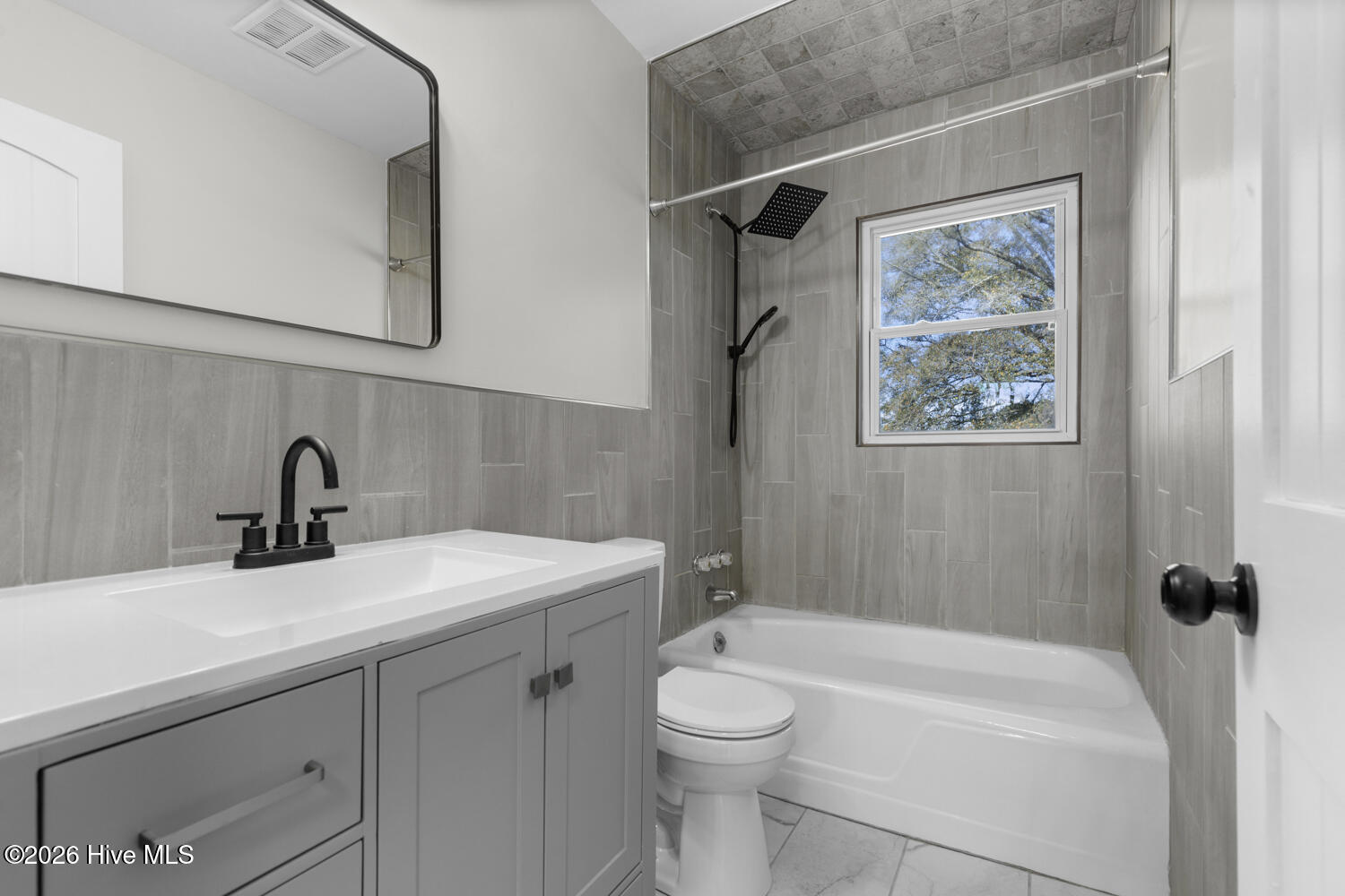 100549019 | Photo 23