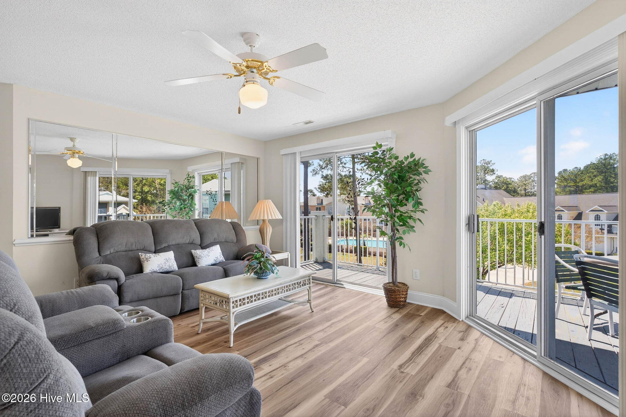 100561901 | Photo 14