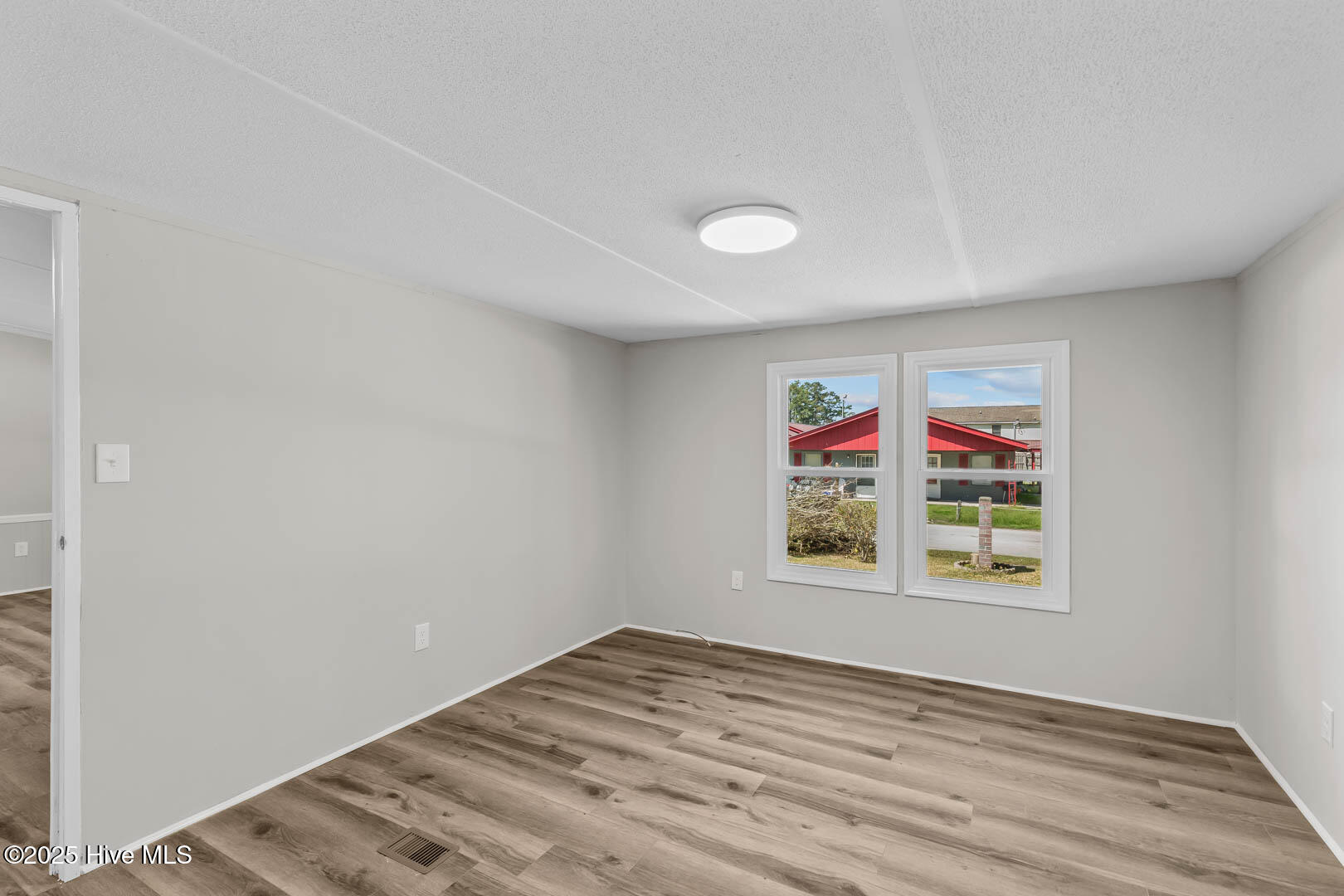 100565795 | Photo 16