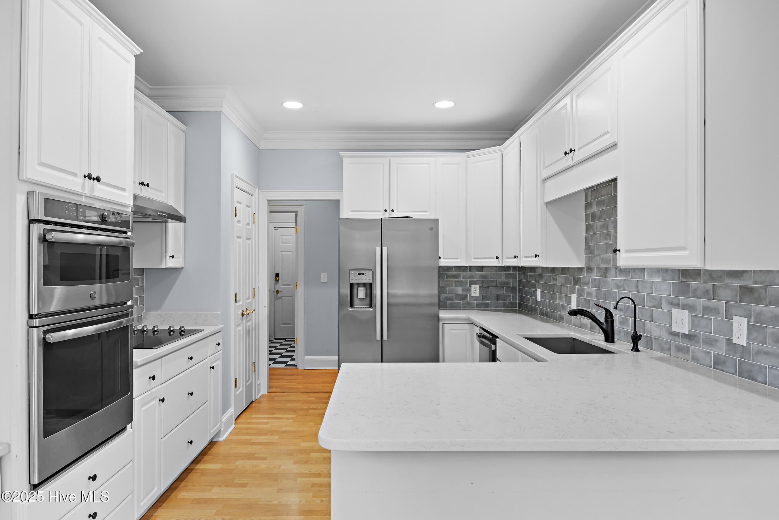 100538720 | Photo 25