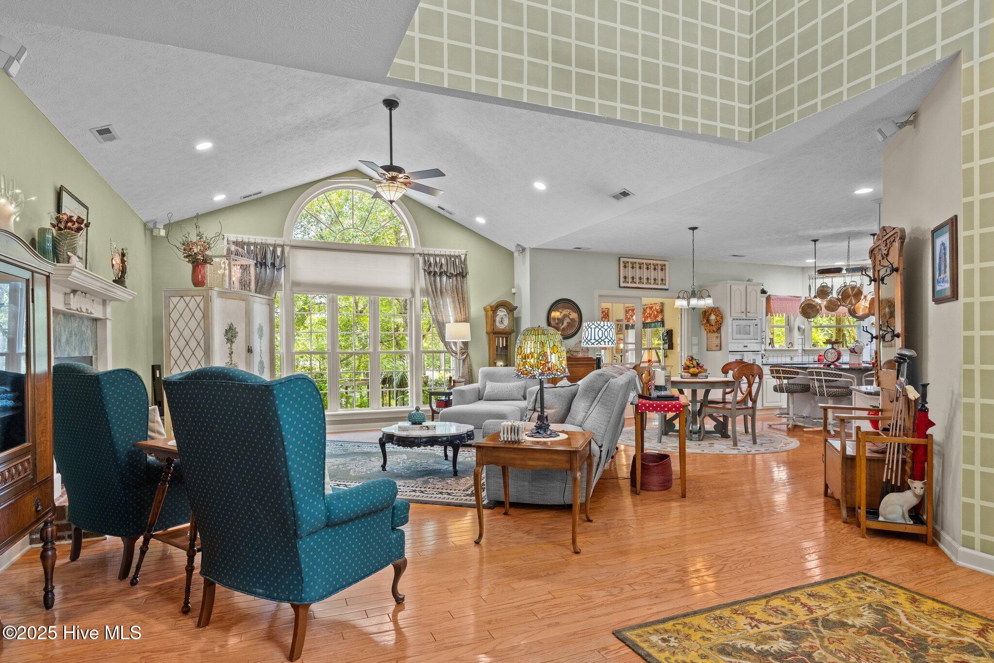 100517626 | Photo 10