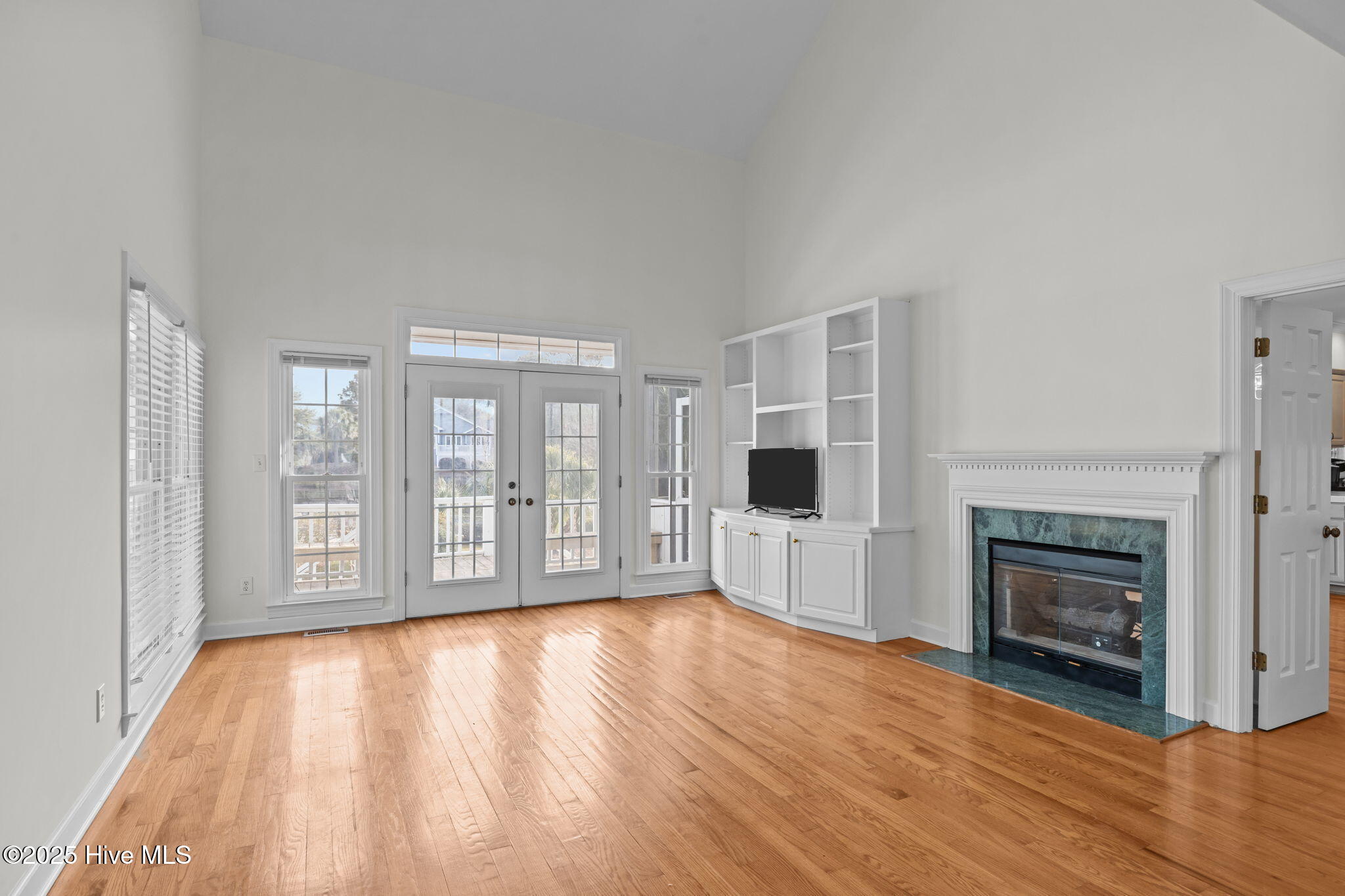 100542960 | Photo 10