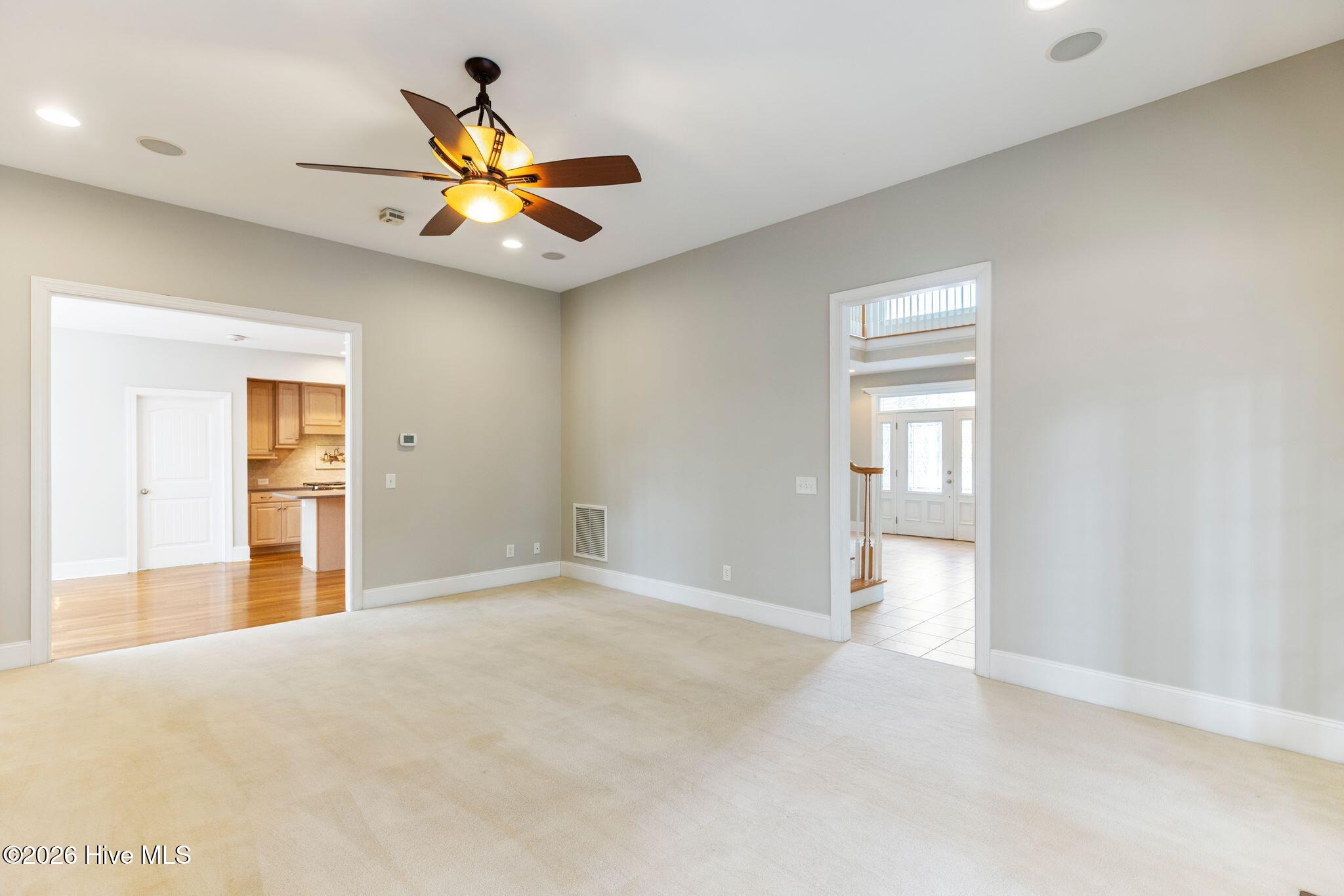 100553307 | Photo 18