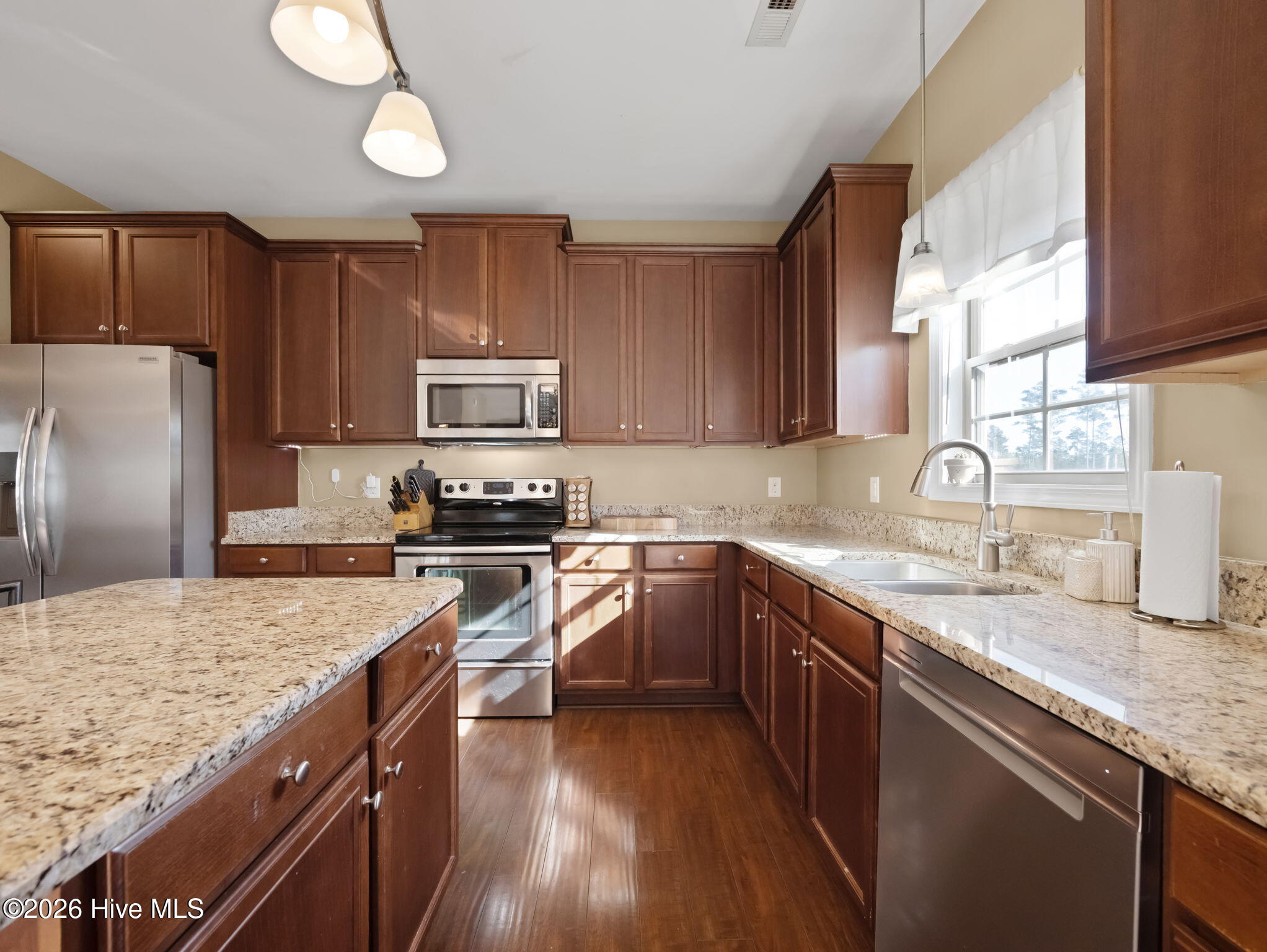 100565873 | Photo 12