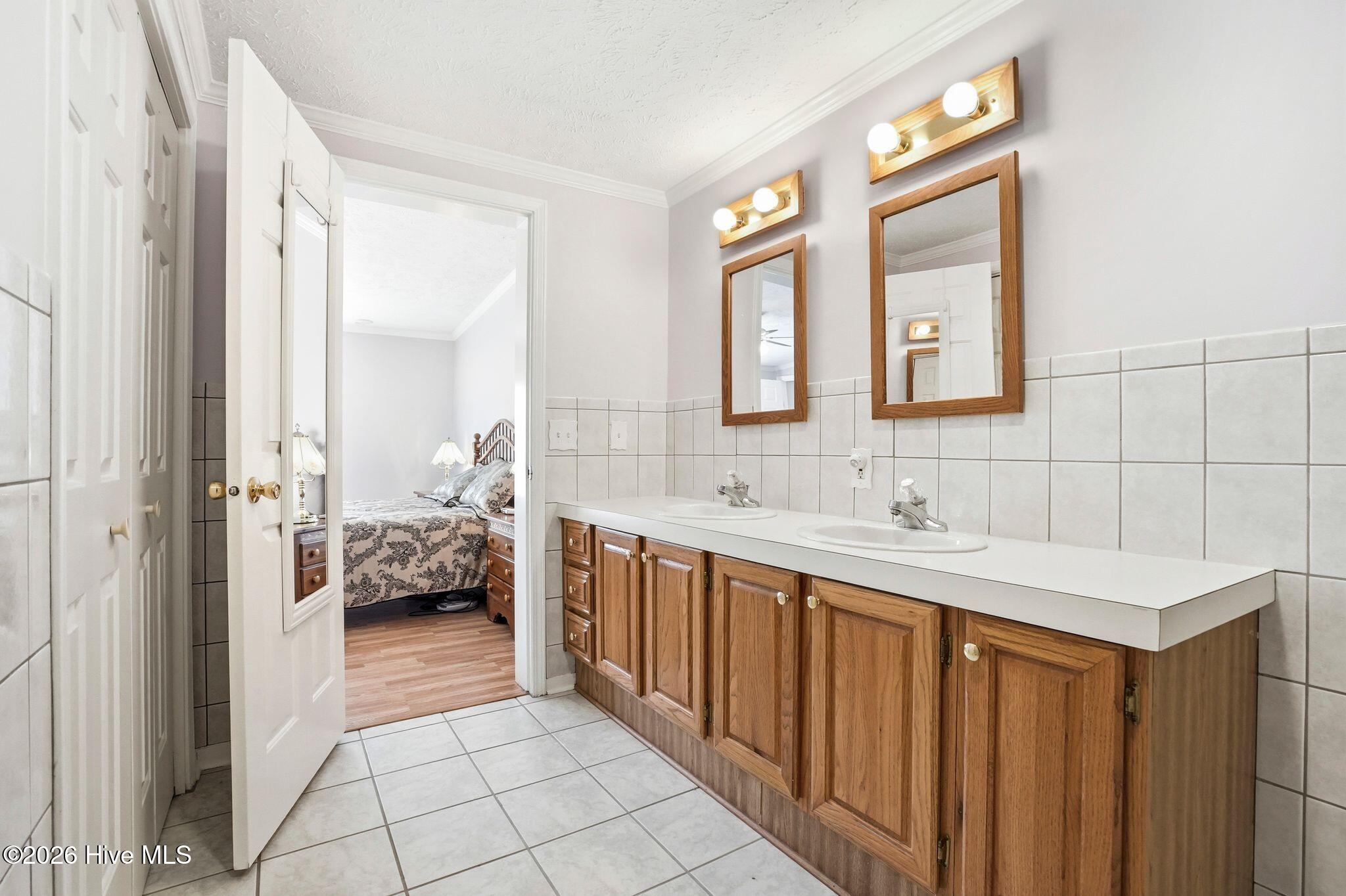 100567371 | Photo 42