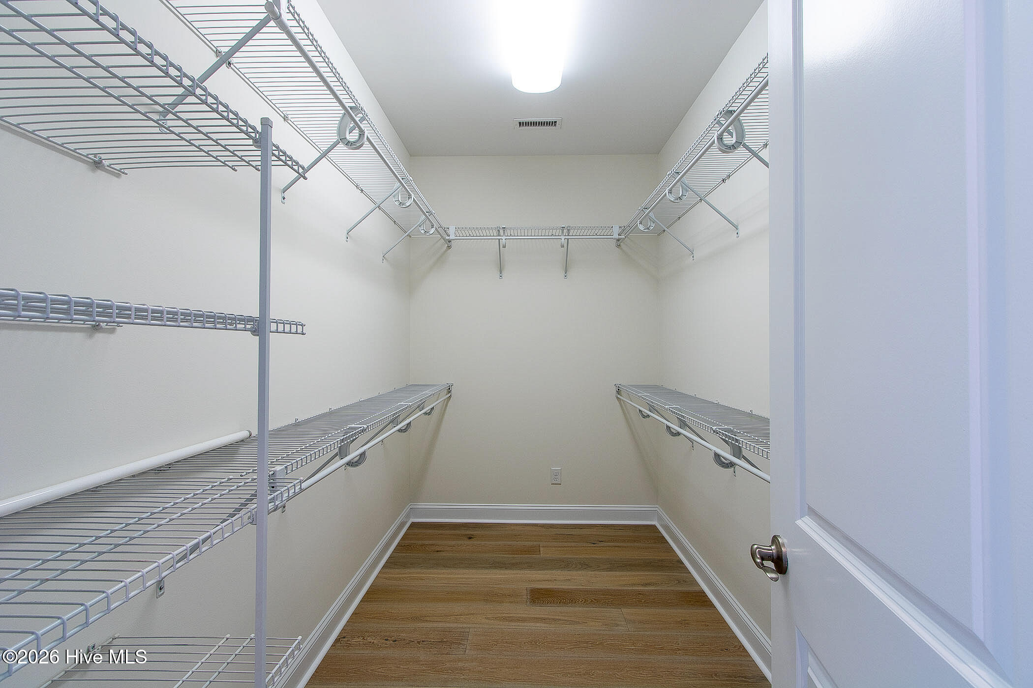 100568588 | Photo 31