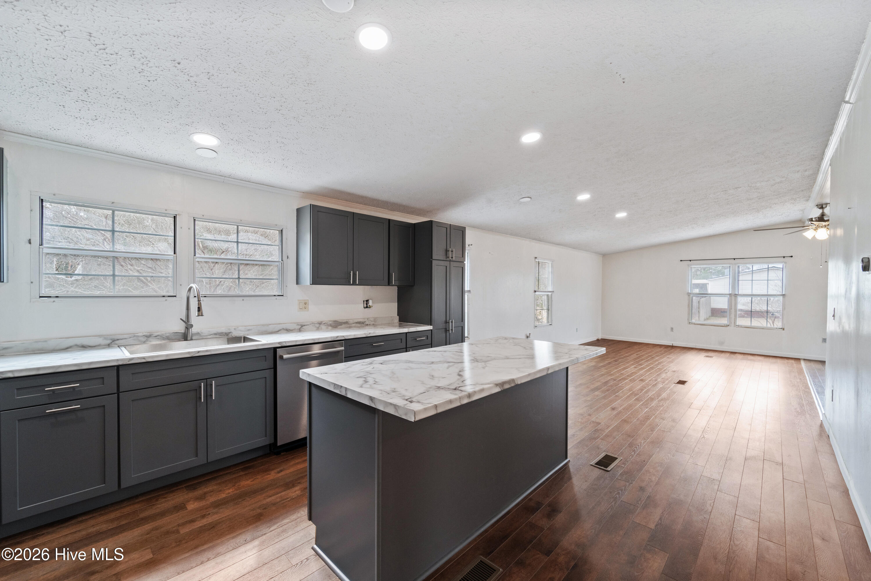 100556761 | Photo 11