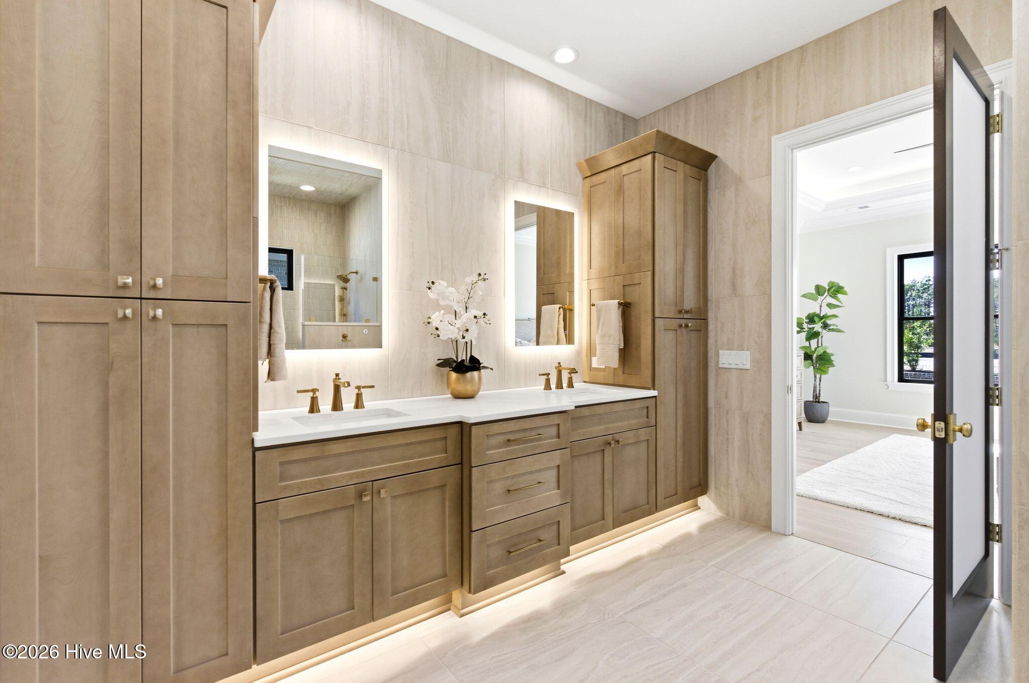 100570119 | Photo 37