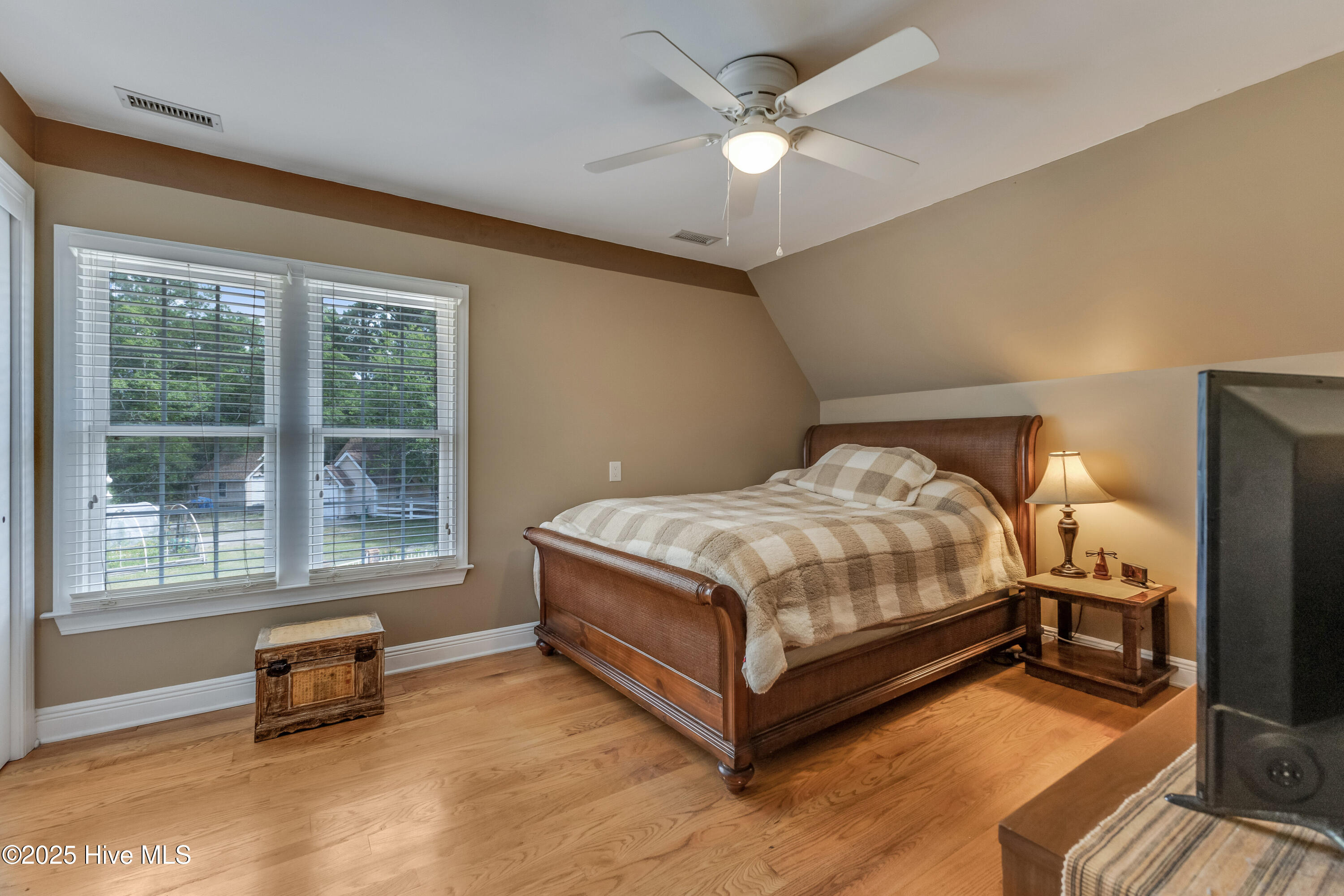 100562127 | Photo 32