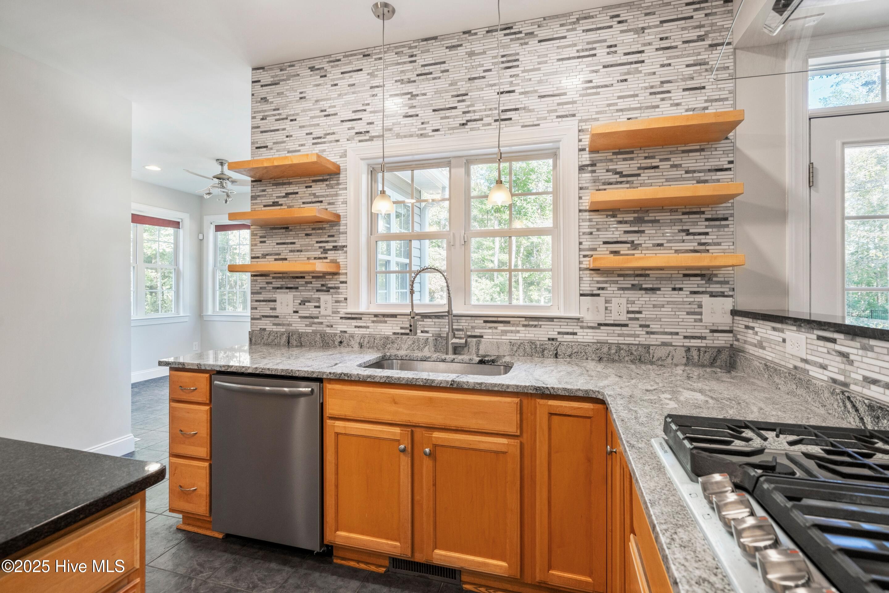 100537413 | Photo 19