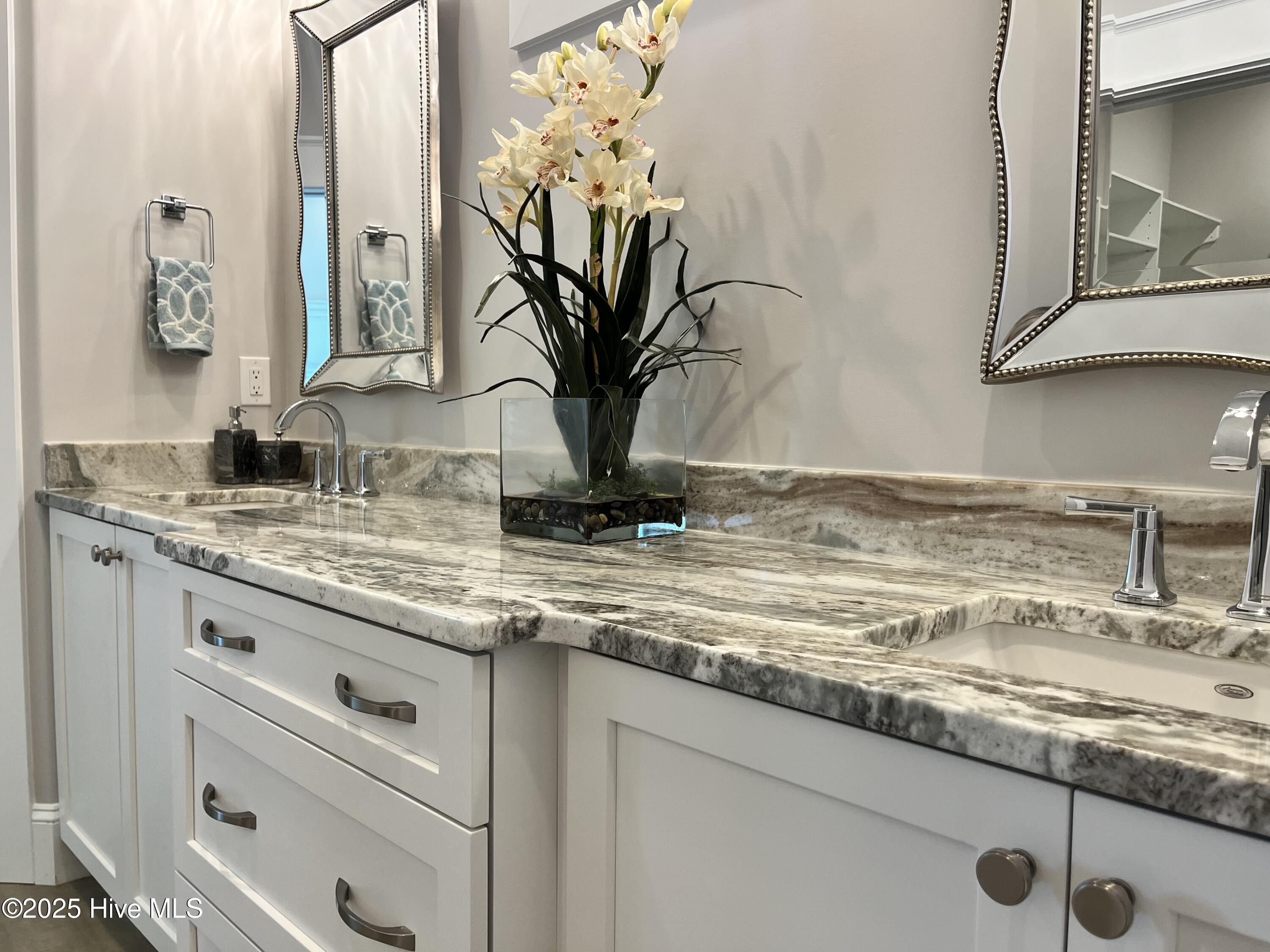 100478560 | Photo 32